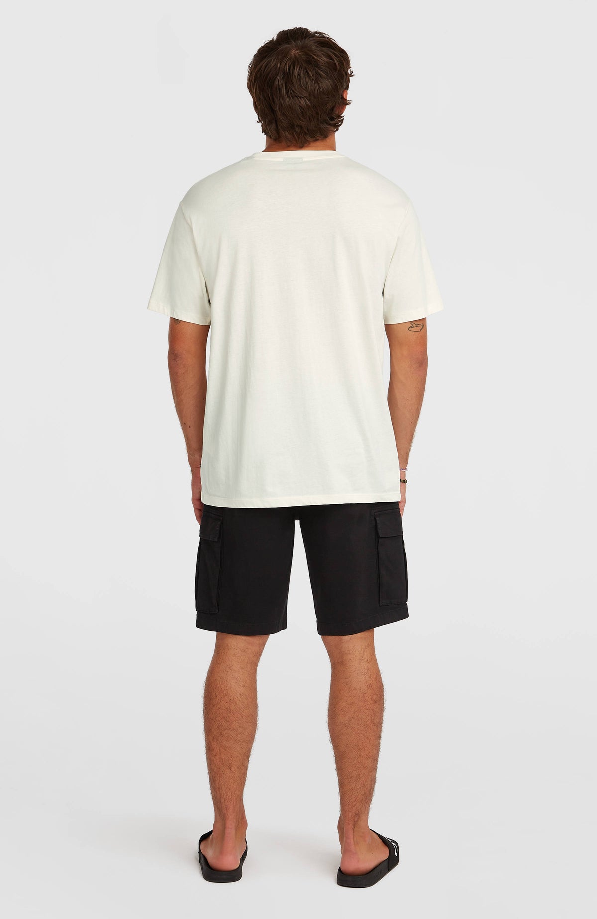 Essentials Cargo-Shorts für Herren, schwarz, Rückansicht am Model, zwei Gesäßtaschen mit Klappen
