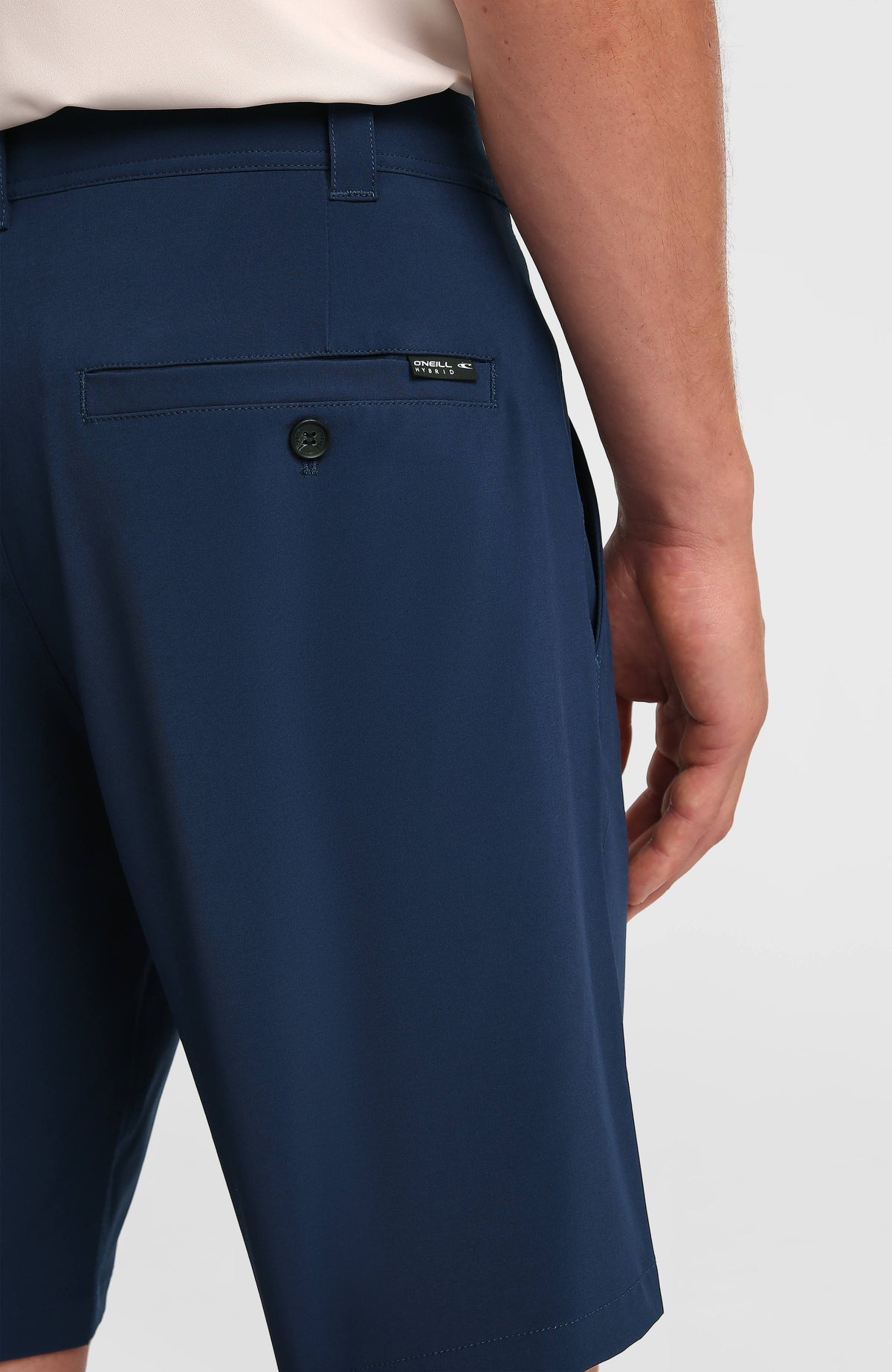Hybrid 19" Shorts für Herren, blau, Nahaufnahme der Gesäßtasche mit Knopf, Gürtelschlaufe und Logo-Label