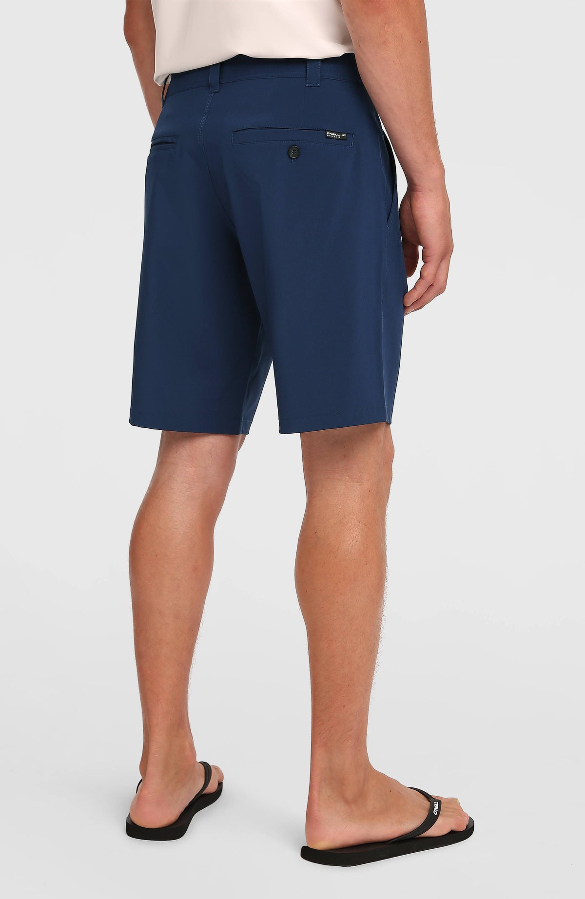 Hybrid 19" Shorts für Herren, blau, Ansicht am Model von hinten schräg mit paspelierten Gesäßtaschen und Bund