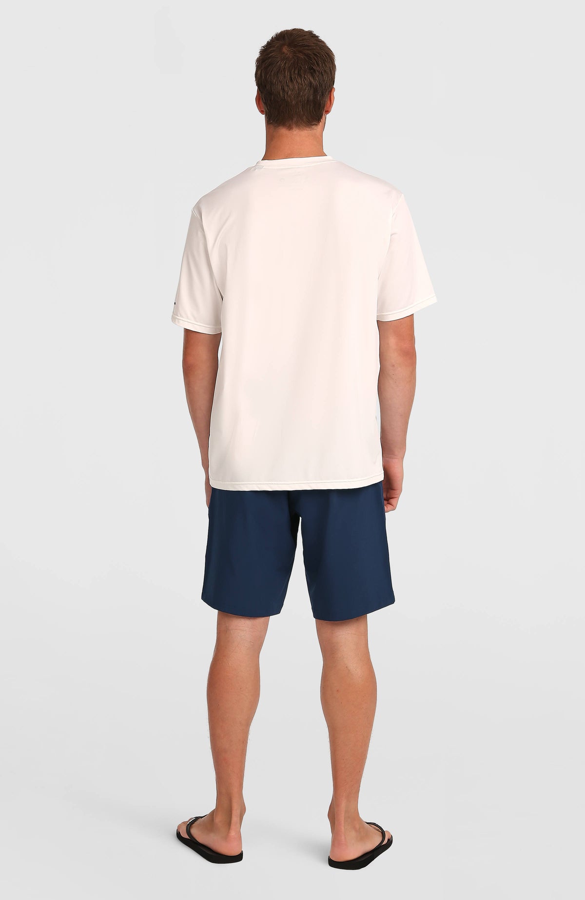 Hybrid 19" Shorts für Herren, blau, getragen am Model, Rückansicht in voller Länge mit geradem Saum