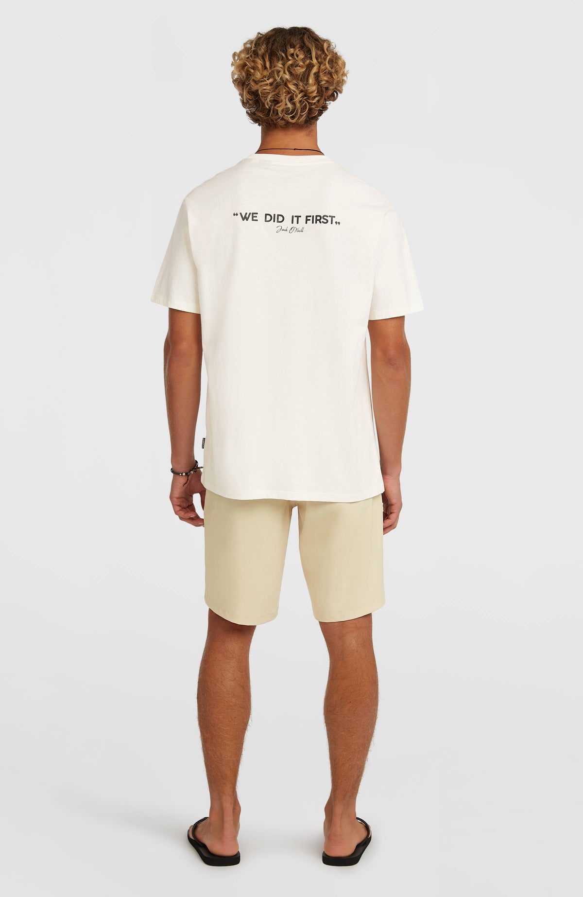 Hybrid 19" Shorts für Herren, beige, getragen am Model, Gesamtansicht von hinten