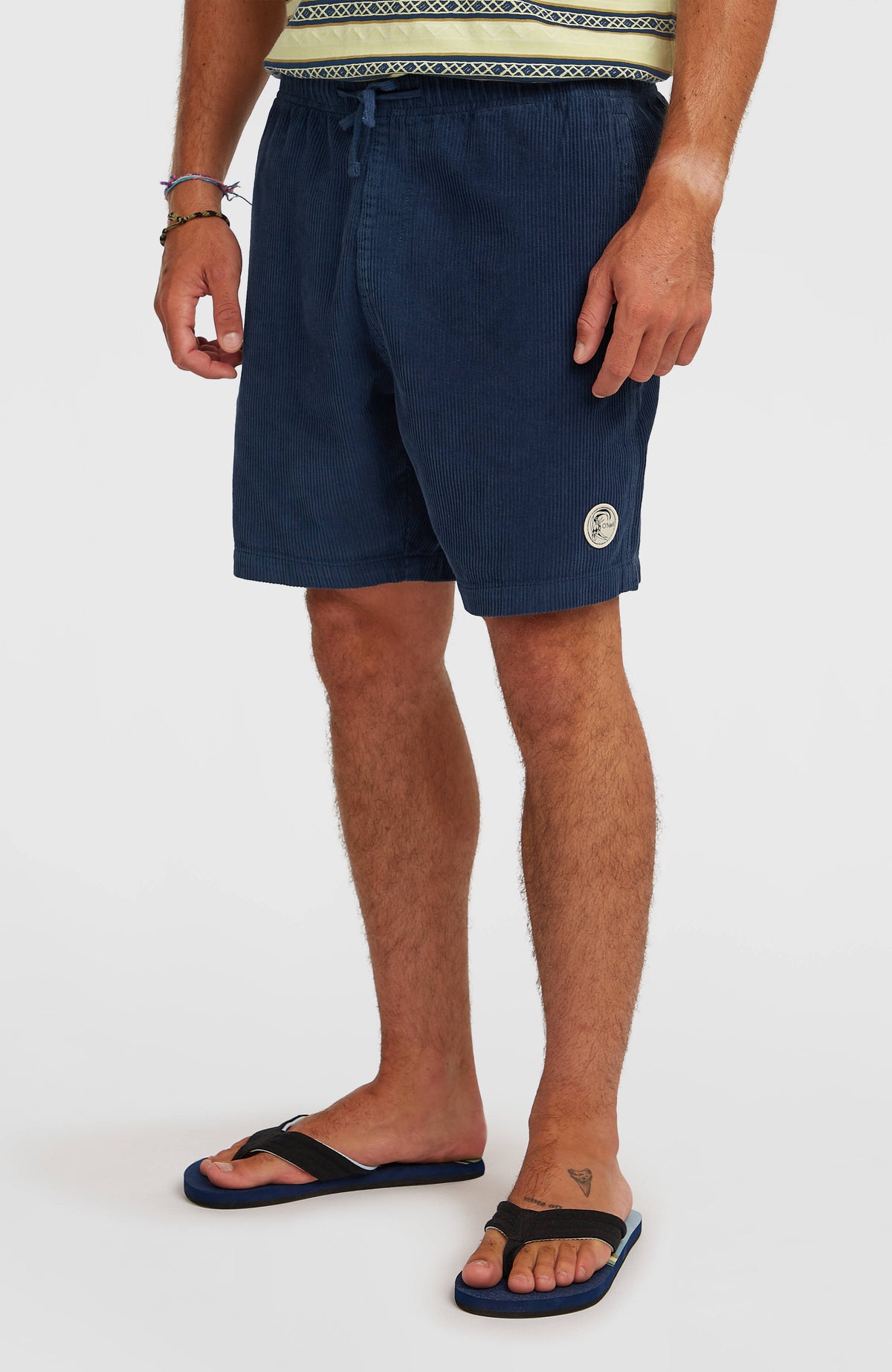 O'Riginals Cord-Shorts für Herren, blau, Ansicht von schräg vorne getragen am Model