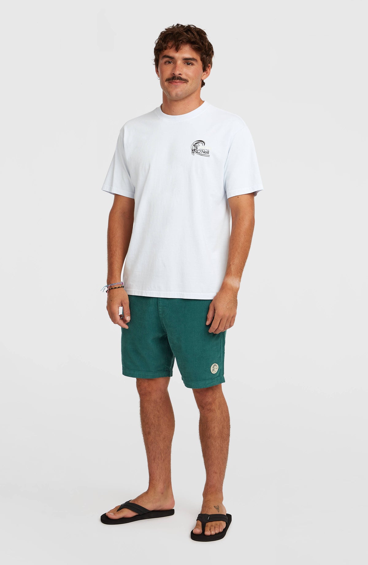 O'Neill O'Riginals Cord-Shorts für Herren, grün, Vorderansicht am Model mit elastischem Bund