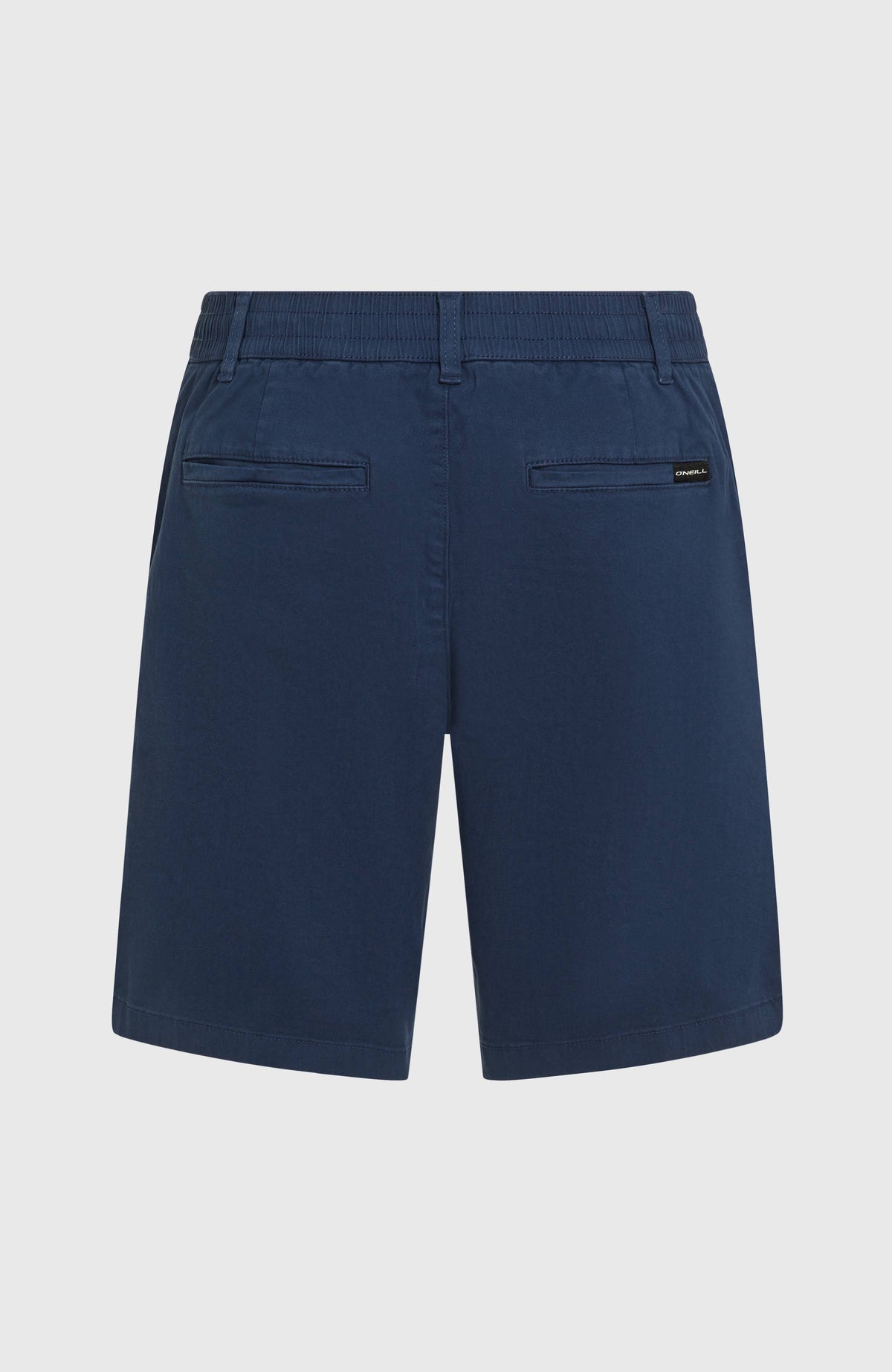 Essentials Chino-Shorts für Herren, blau, freigestellt von hinten mit Paspeltaschen und Logo-Label