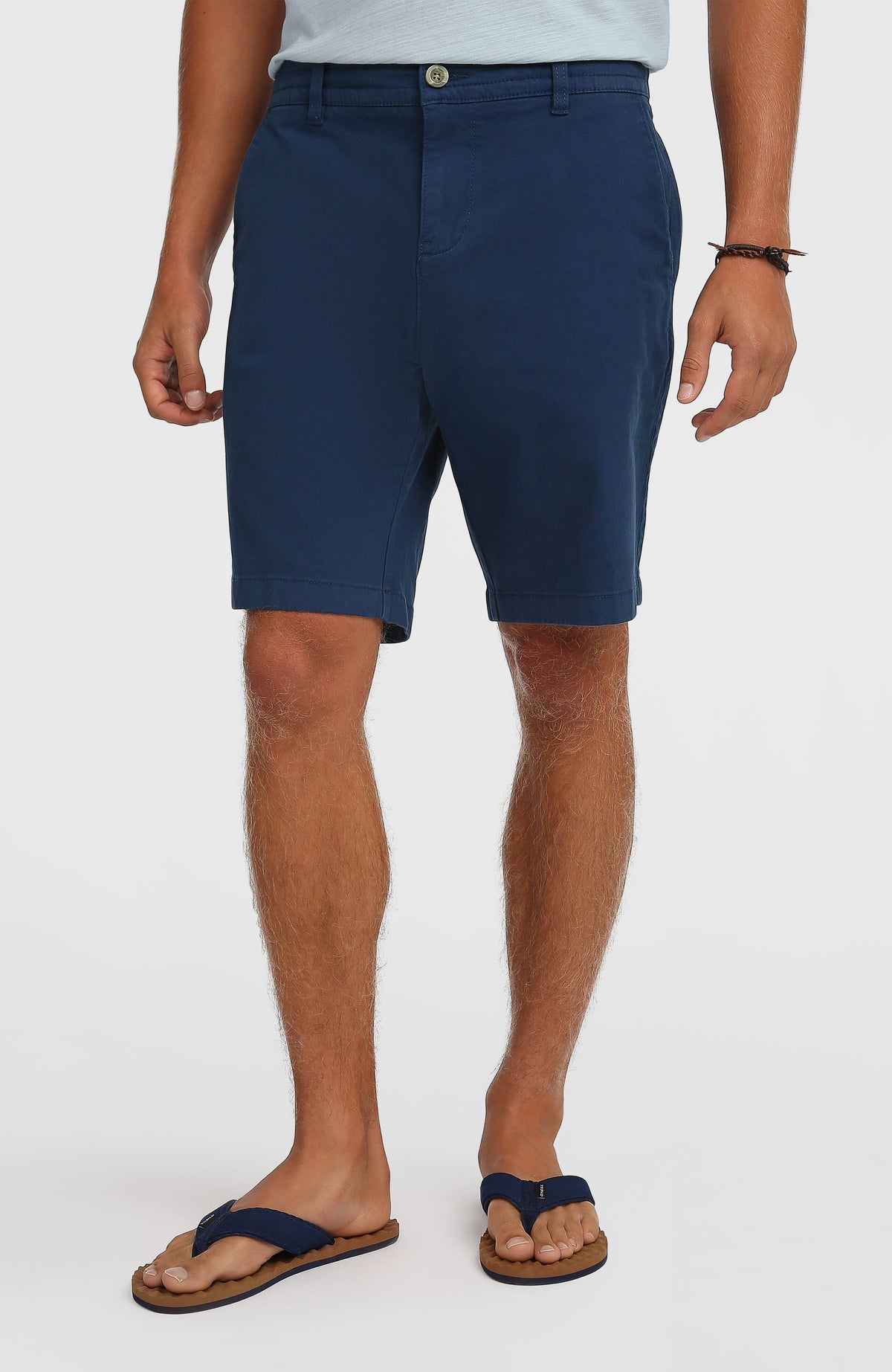 Essentials Chino-Shorts für Herren, blau, Vorderansicht am Model mit Bund, Verschlussknopf und Taschen