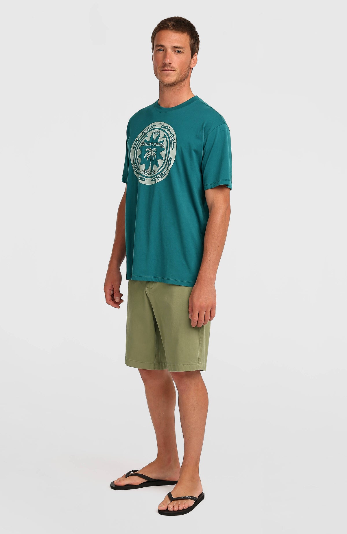 O'Neill Essentials Chino-Shorts für Herren, grün, Vorderansicht, getragen am Model mit elastischem Bund