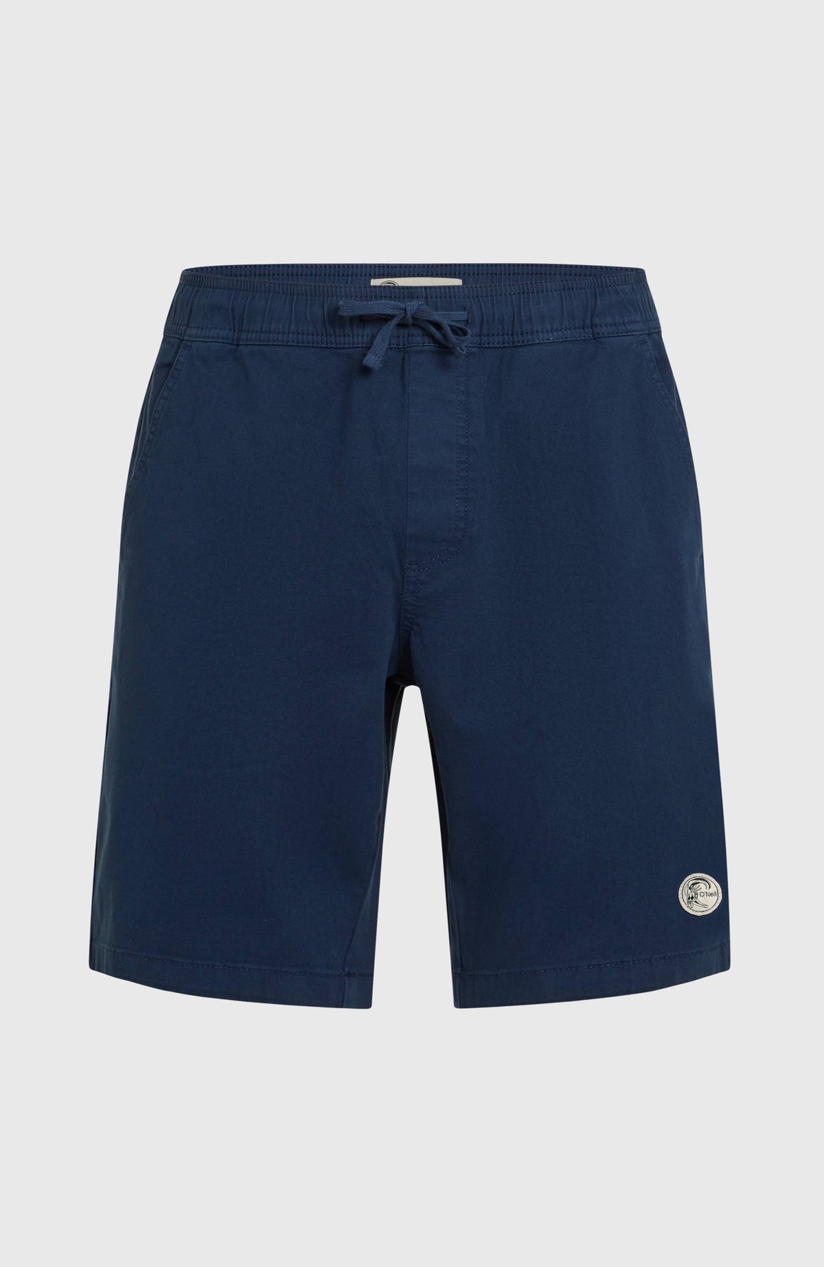 O'Riginals Walk Shorts in Blau, freigestellt von vorne mit Kordelzug und elastischem Bund