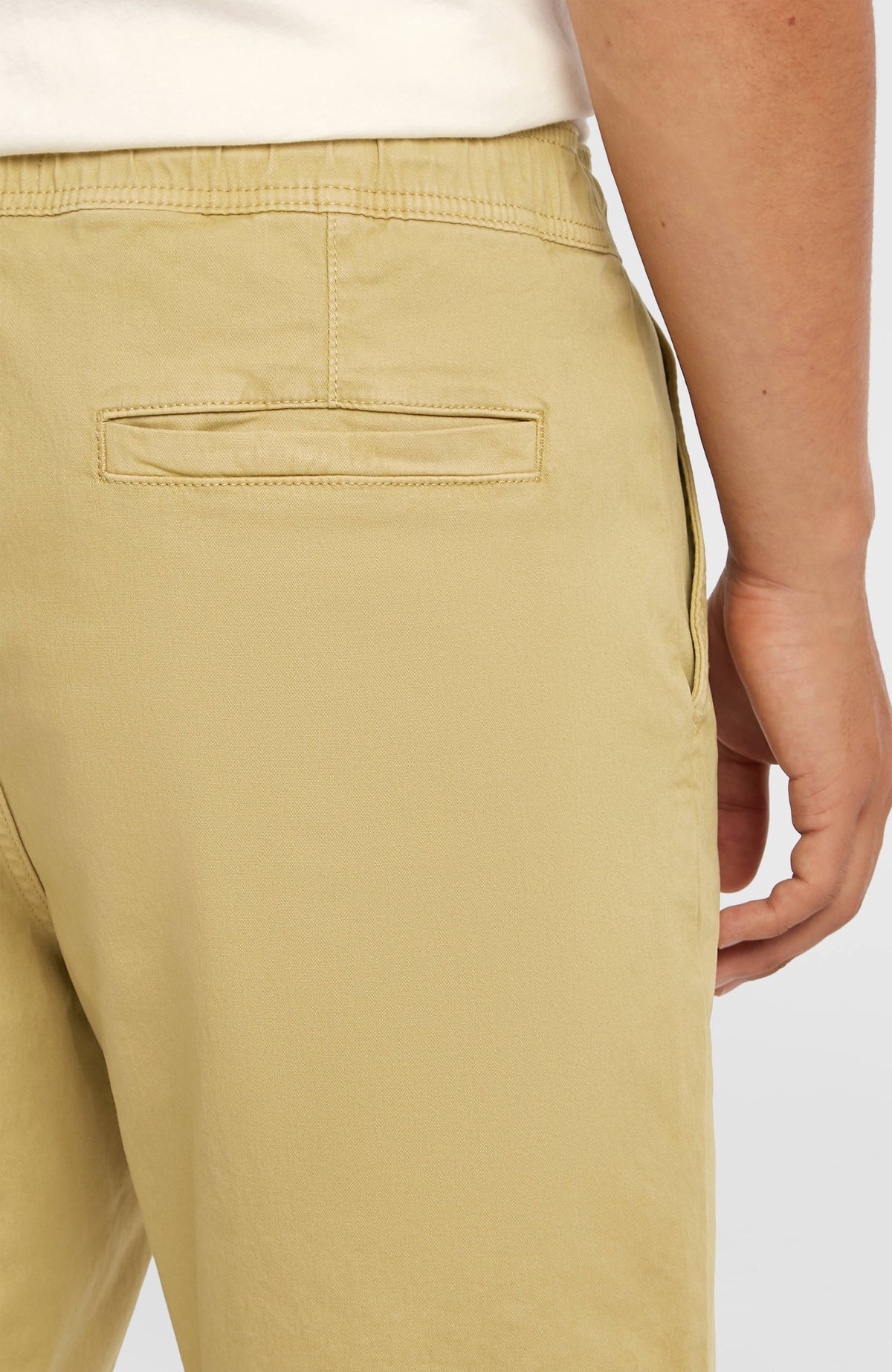 Beige O'Riginals Walk Shorts für Herren, Nahaufnahme der hinteren Paspeltasche unterhalb des Bundes
