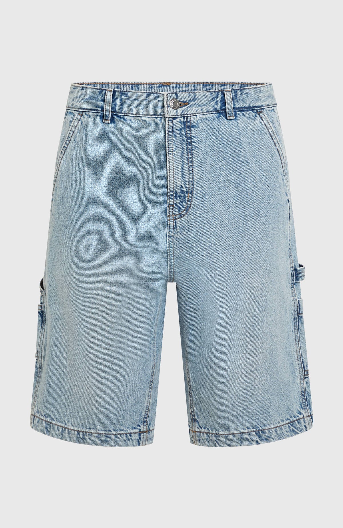 Blaue Essentials Jeansshorts für Herren, freigestellt von vorne, mit Gürtelschlaufen und Knopfverschluss