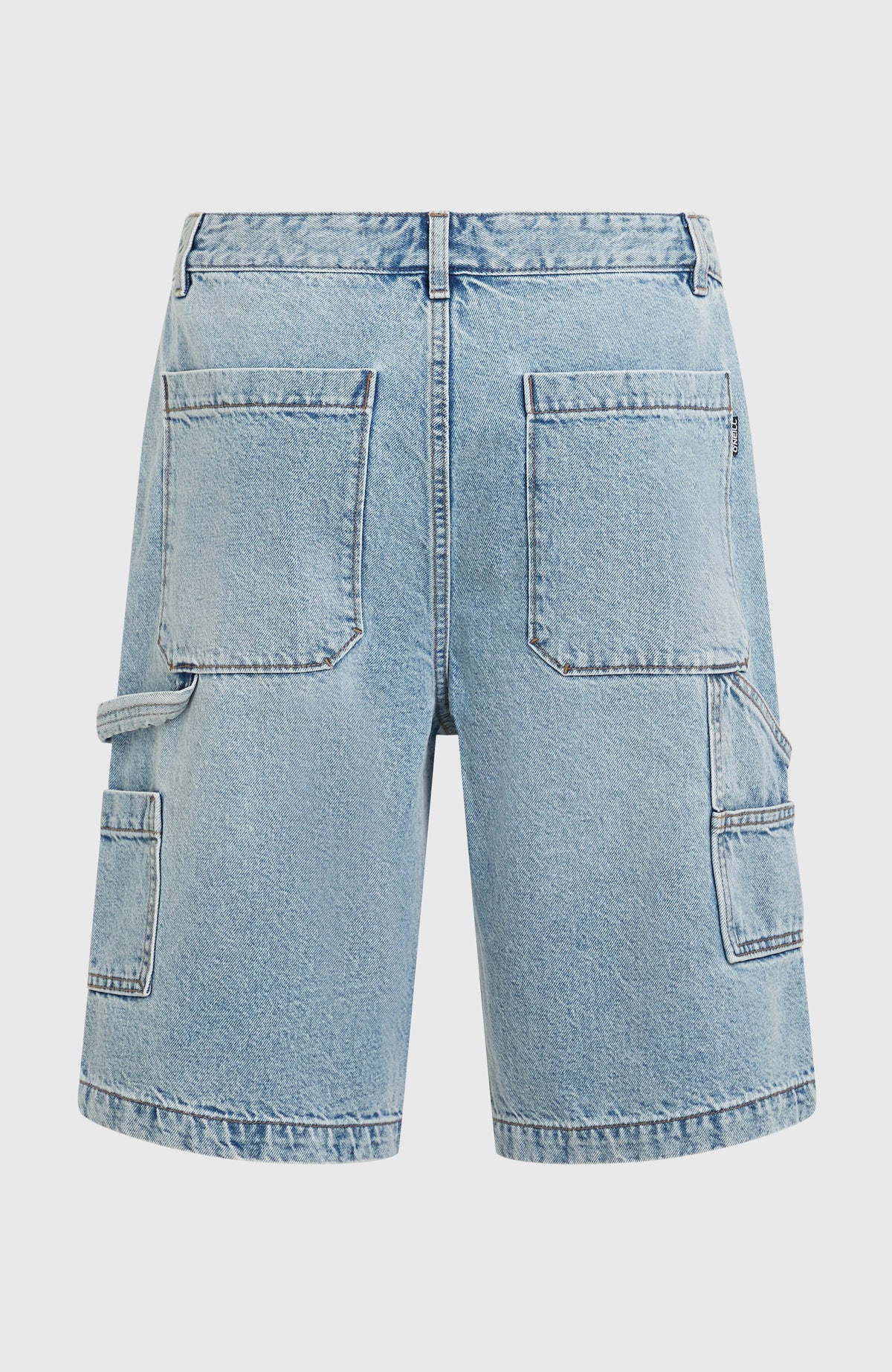 Blaue Essentials Jeansshorts für Herren, freigestellt von hinten, mit aufgesetzten Gesäß- und Seitentaschen