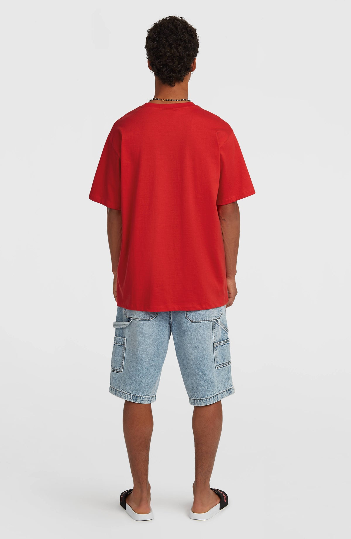 Essentials Jeansshorts für Herren, blau, getragen am Model, Rückansicht mit aufgesetzten Taschen