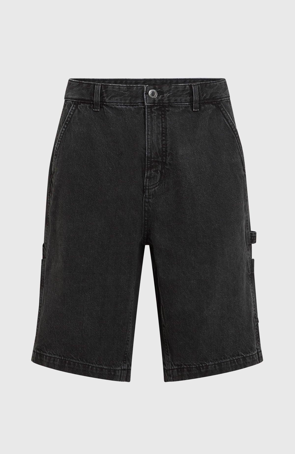 Essentials Jeansshorts für Herren, schwarz, flach liegend von vorne mit Knopf und Gürtelschlaufen