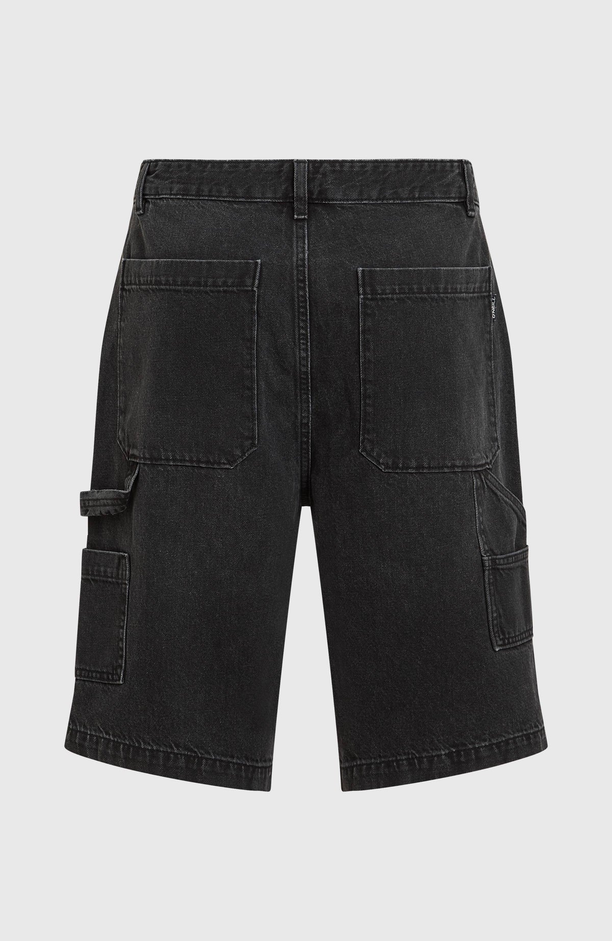 Essentials Jeansshorts für Herren, schwarz, flach liegend von hinten mit aufgesetzten Taschen und Schlaufe