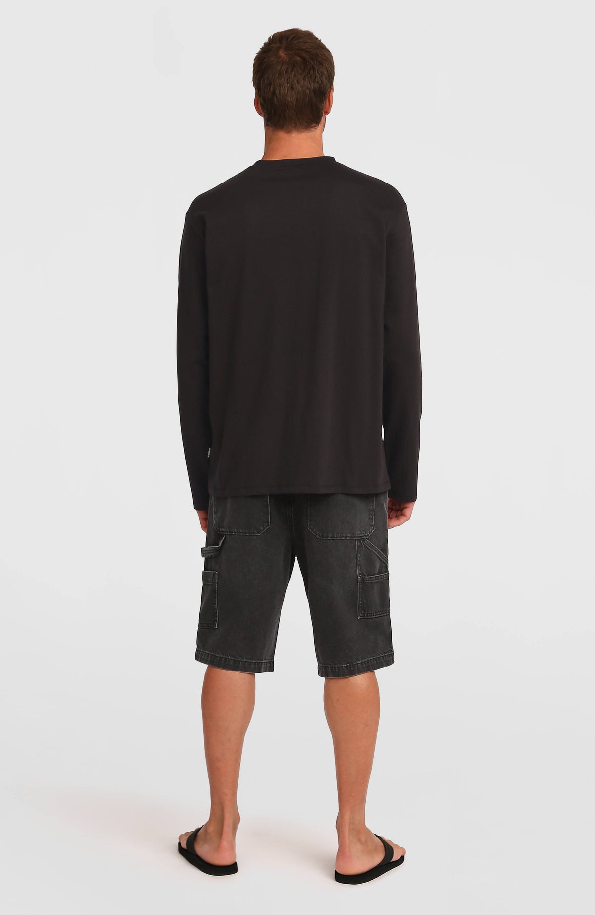 Essentials Jeansshorts für Herren, schwarz, Rückansicht am Model mit aufgesetzten Gesäßtaschen