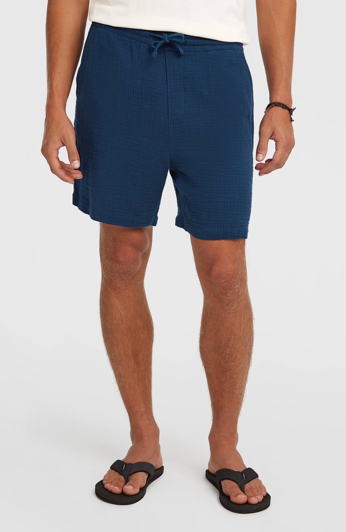 O'Riginals Structure Shorts für Herren, blau, Nahaufnahme der Vorderseite am Model mit Kordelzug am Bund