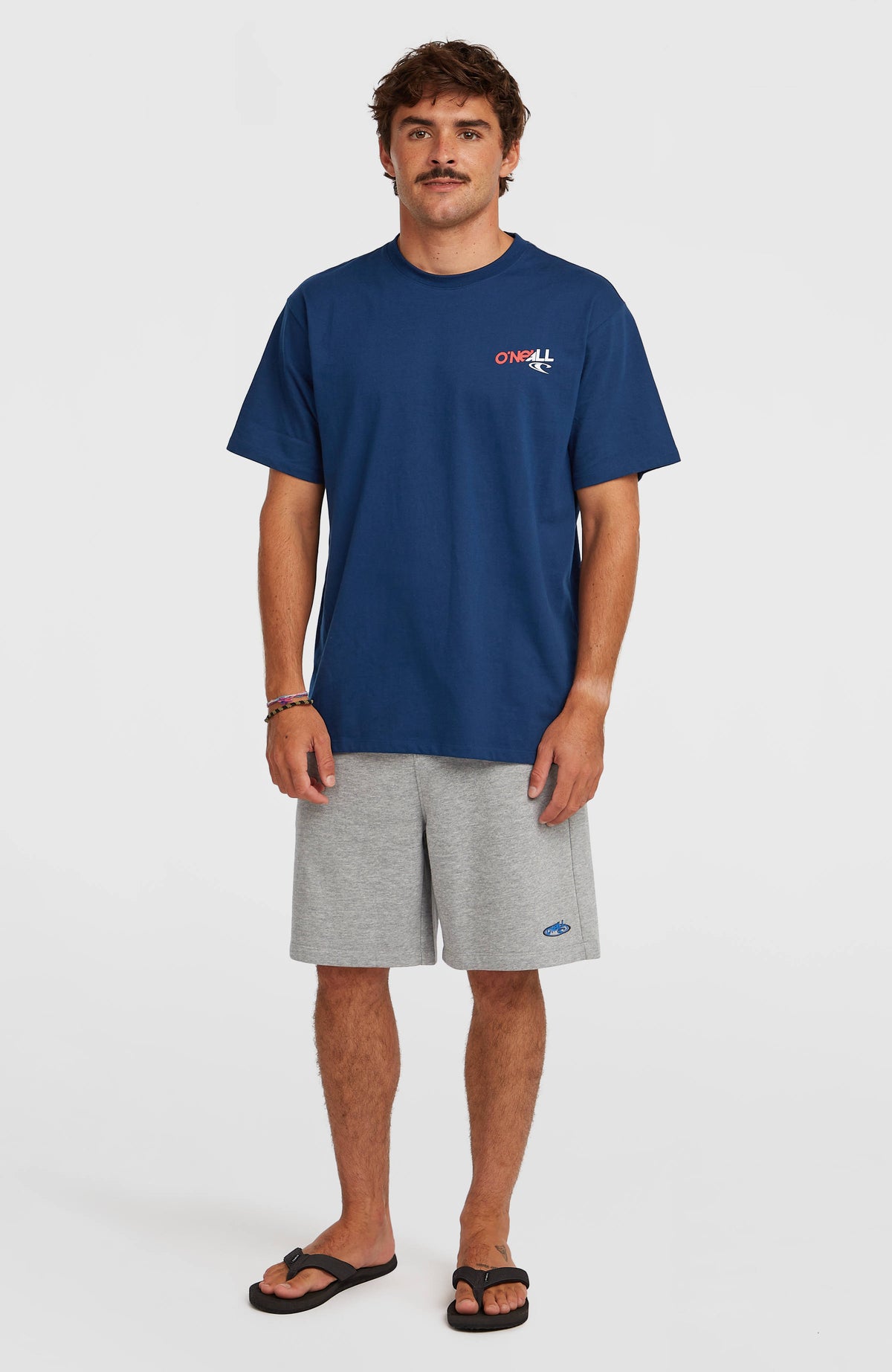 O'Neill Essentials 90s Sweatshorts für Herren, grau, Vorderansicht, getragen am Model mit elastischem Bund