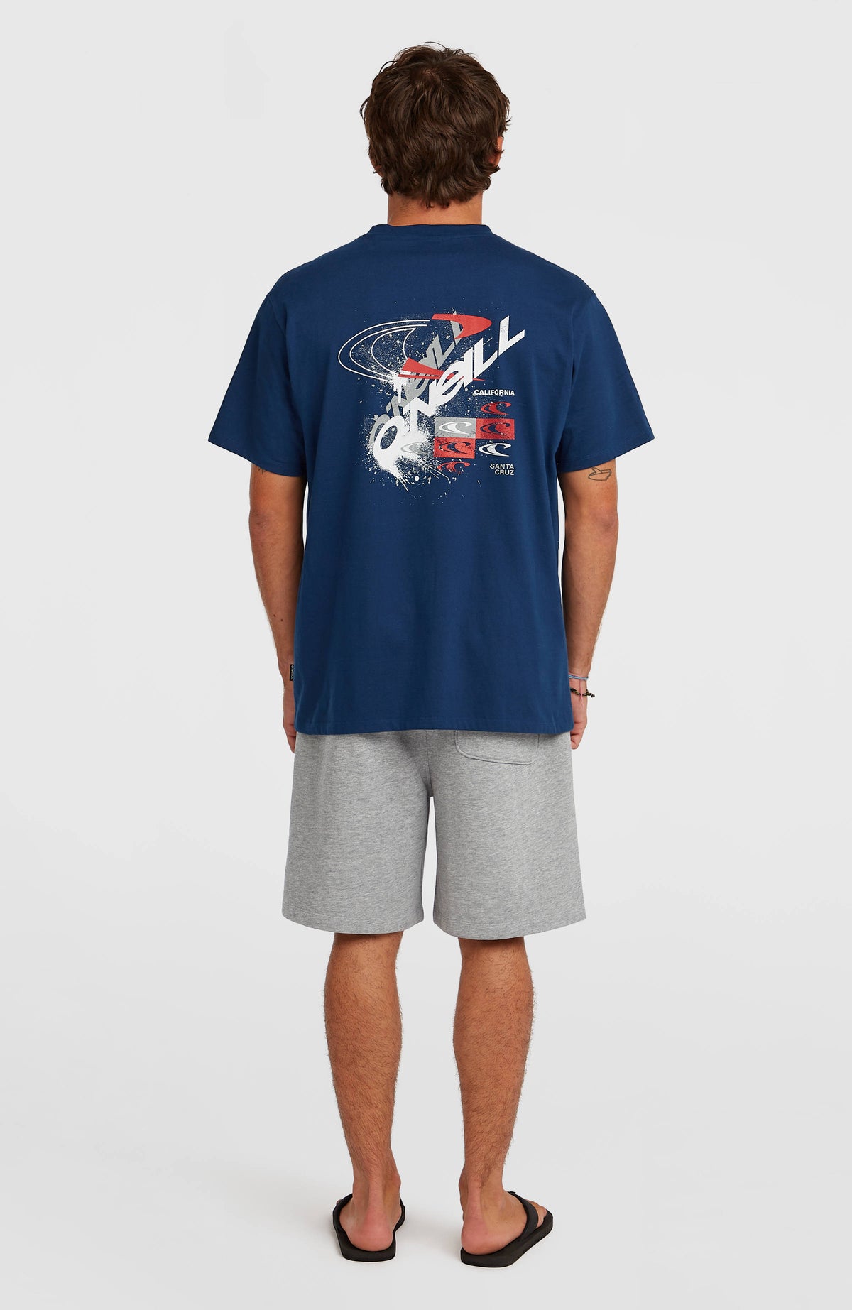 Essentials 90s Sweatshorts für Herren, grau, vollständige Rückansicht am Model mit Tasche an der Rückseite