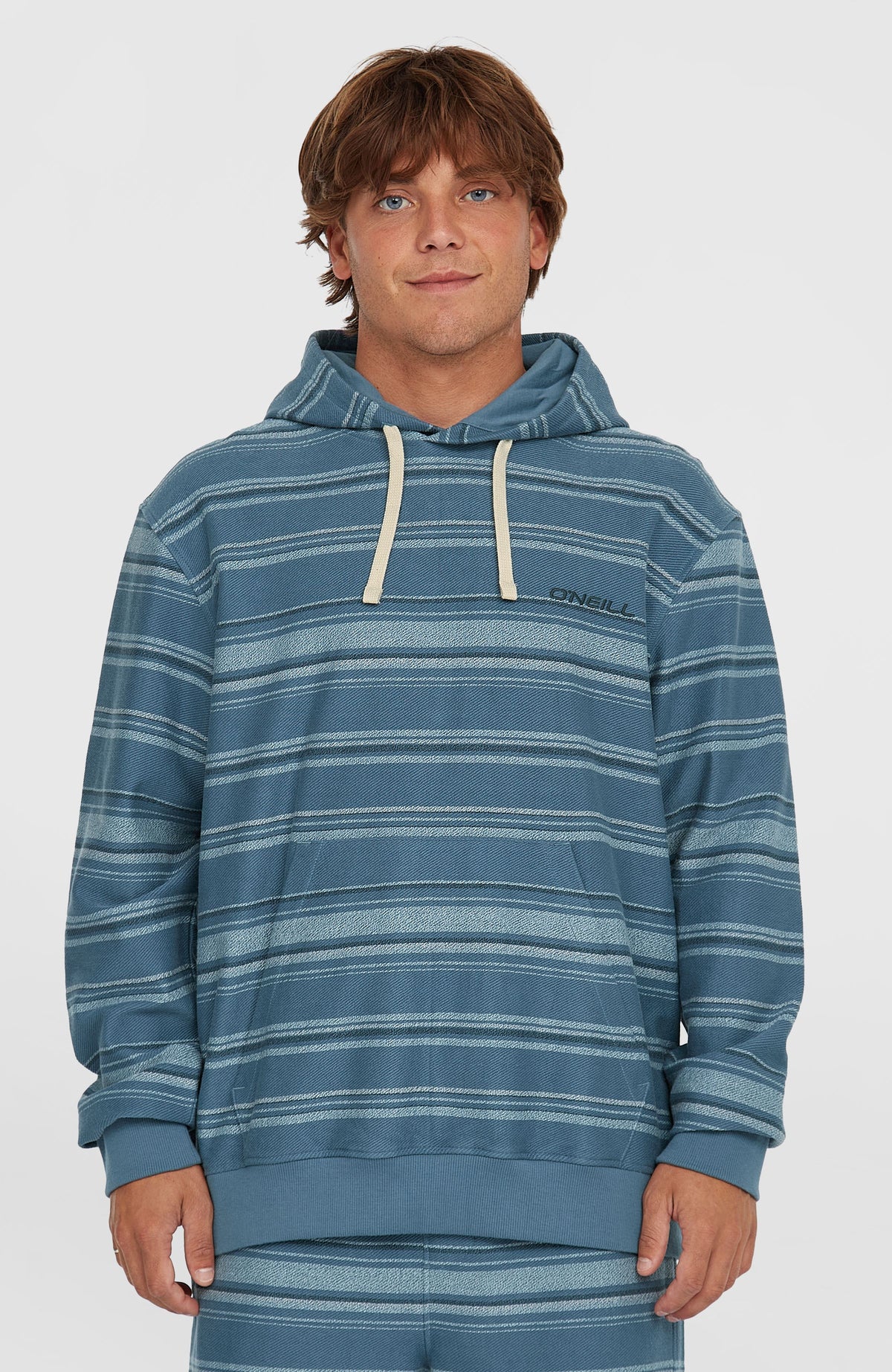 O'Neill Bavaro Hoodie für Herren, blau mit Streifenmuster in Hellblau, Vorderansicht am Model