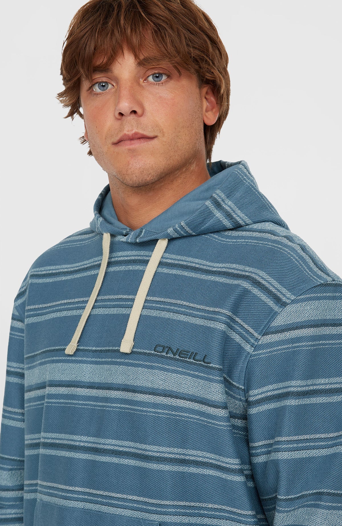 Nahaufnahme von Kordelzug und Logo-Stickerei des blauen Bavaro Hoodie für Herren mit Streifenmuster