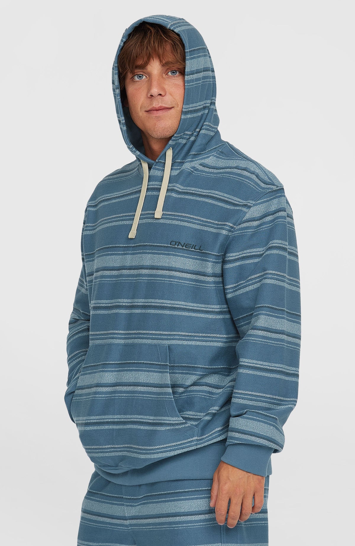 Bavaro Hoodie für Herren, blau mit Streifenmuster in Hellblau, Halbprofil am Model mit Kapuze