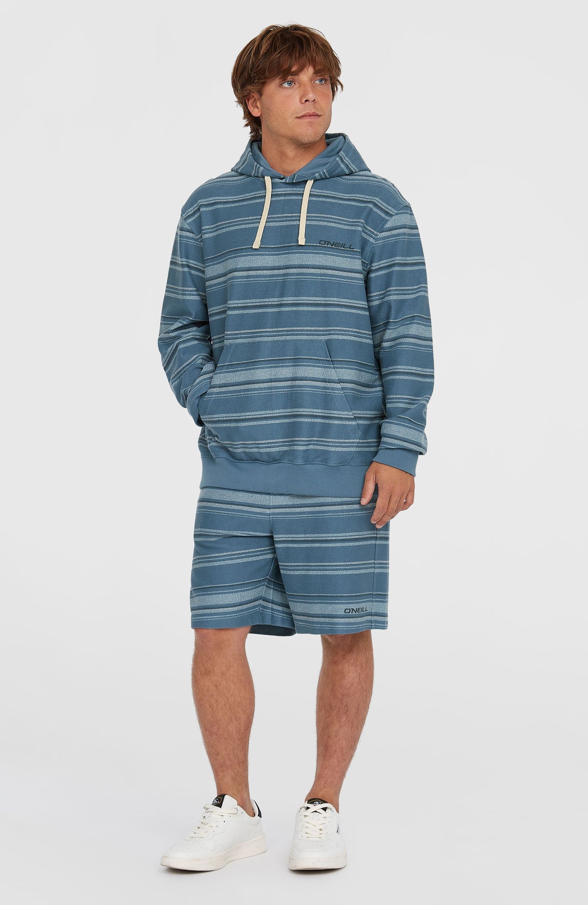 Bavaro Hoodie für Herren, blau mit Streifenmuster in Hellblau, Ganzkörperansicht am Model