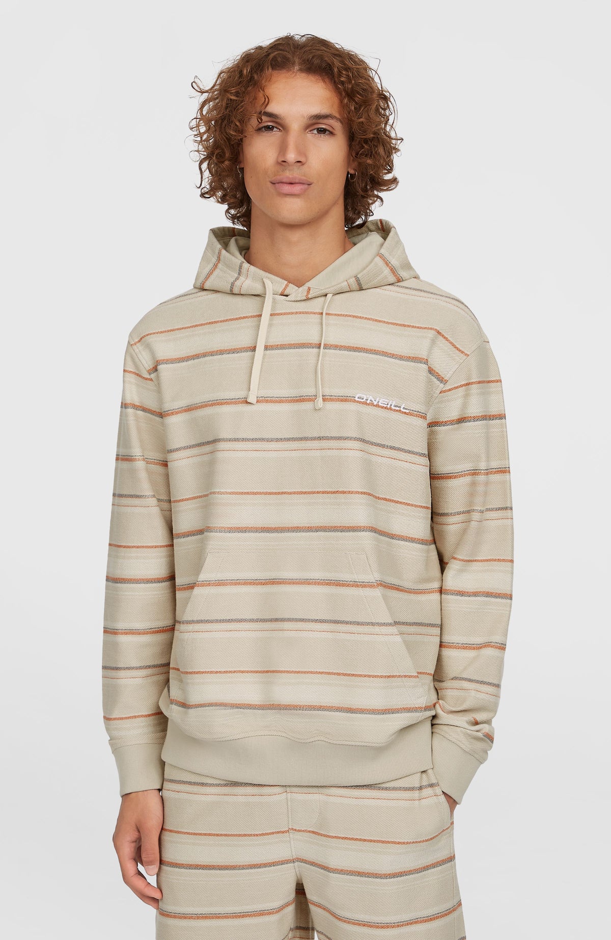 O'Neill Bavaro Hoodie für Herren, beige mit Streifenmuster in Orange und Grau, getragen am Model, Vorderansicht