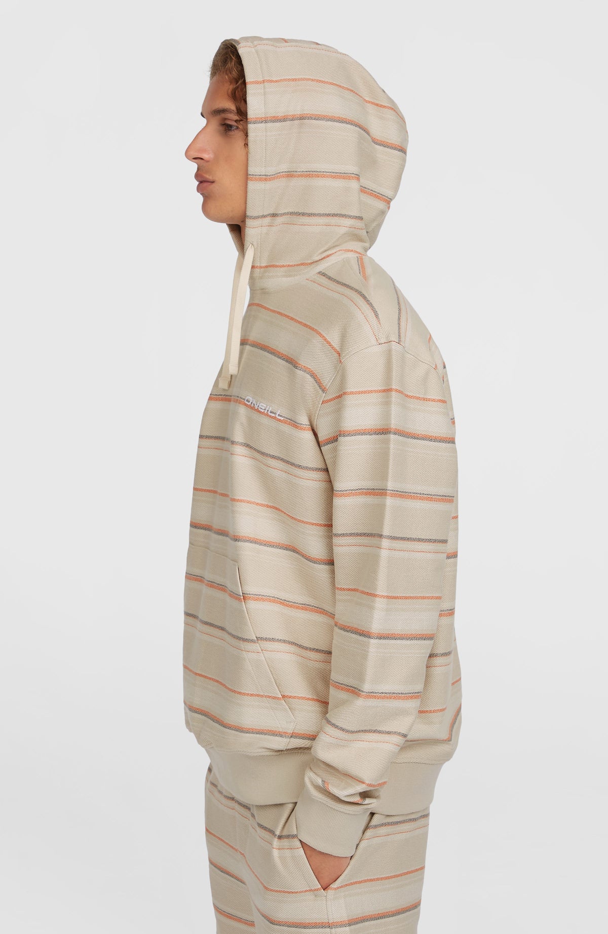 Bavaro Hoodie für Herren, beige mit Streifenmuster in Orange und Grau, Seitenansicht mit aufgesetzter Kapuze am Model