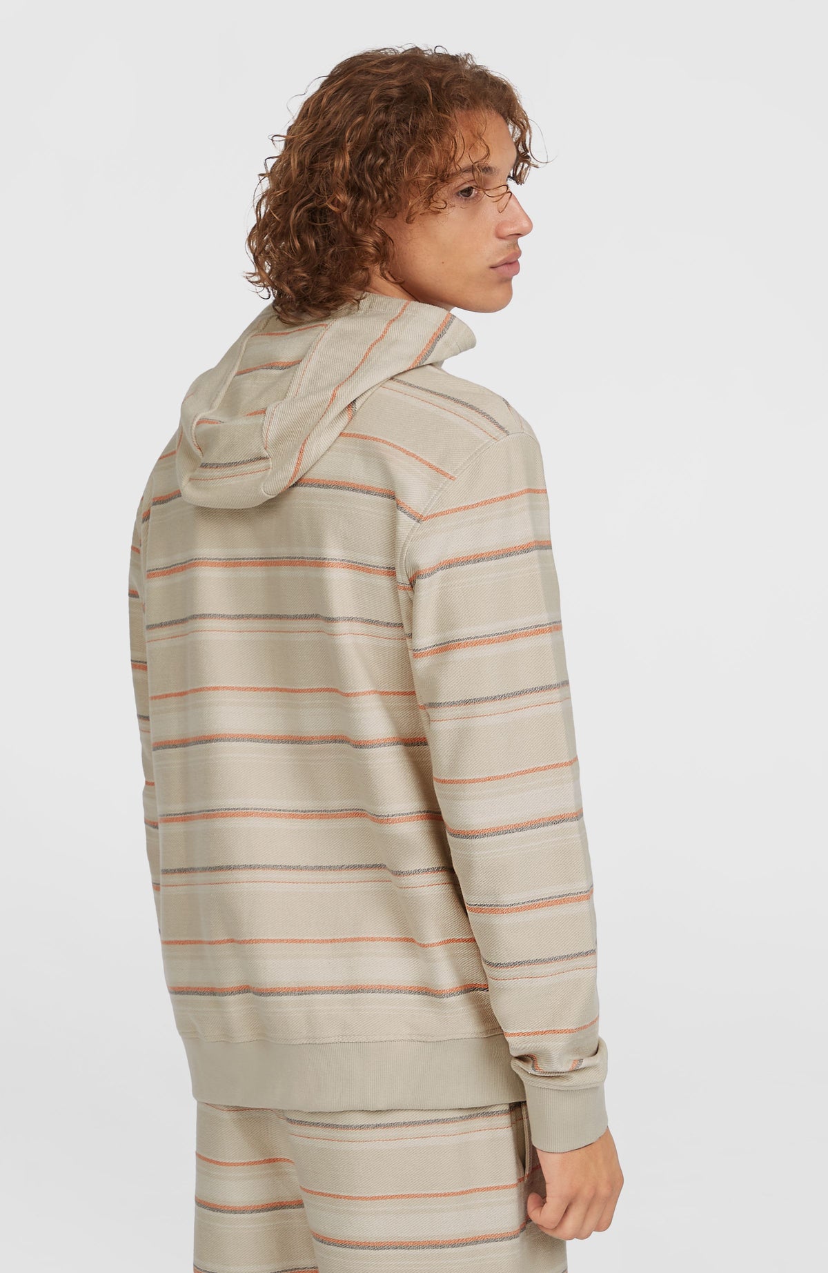 Bavaro Hoodie für Herren, beige mit Streifenmuster in Orange und Grau, halbe Rückansicht getragen am Model