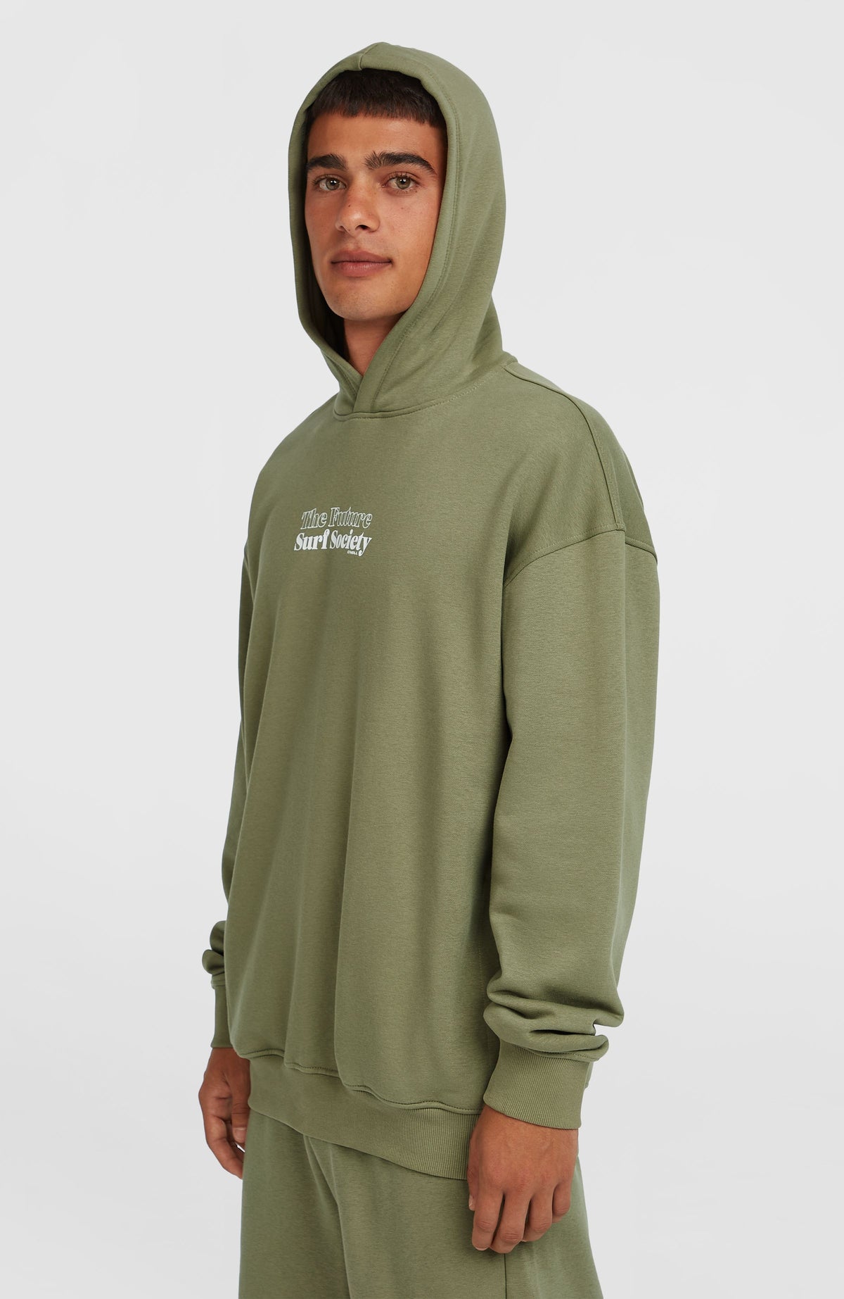 Future Surf Society Hoodie für Herren, grün mit Logo-Print in Weiß, Halbprofil mit Kapuze am Model