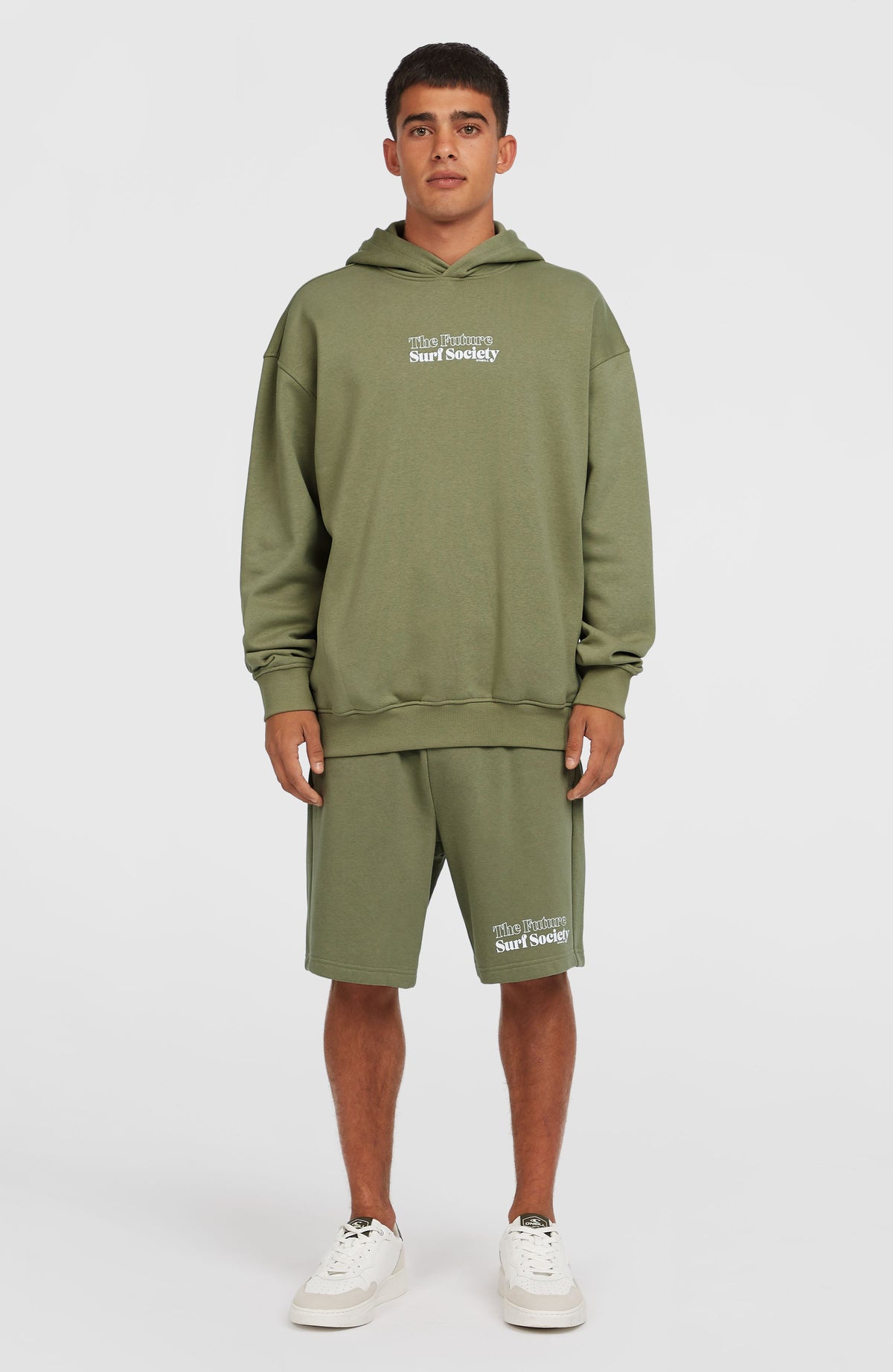 Future Surf Society Hoodie für Herren, grün mit Logo-Print in Weiß, Ganzkörperansicht am Model