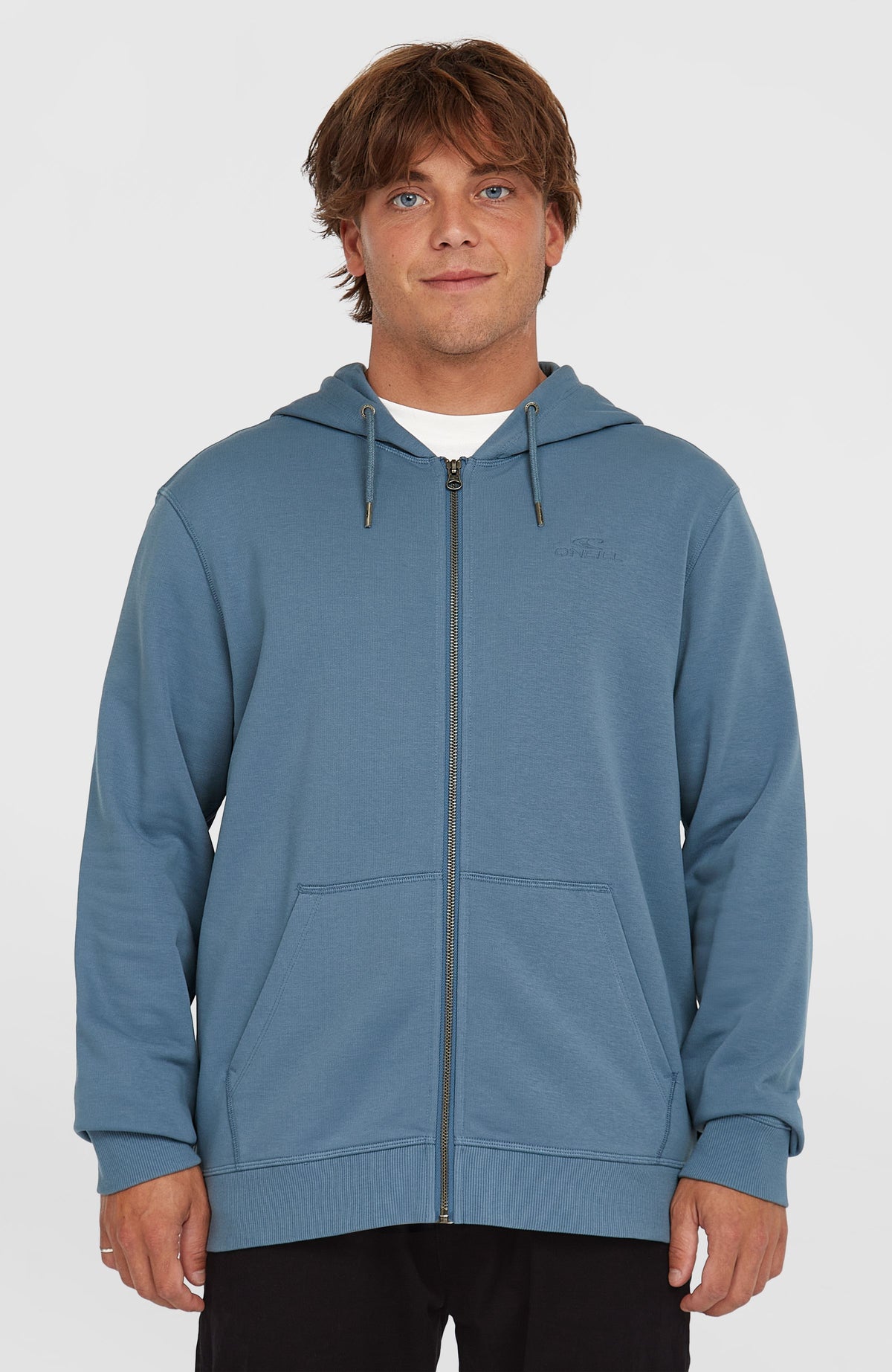 O'Neill Small Logo Kapuzenjacke mit Reißverschluss für Herren in Blau, Vorderansicht am Model