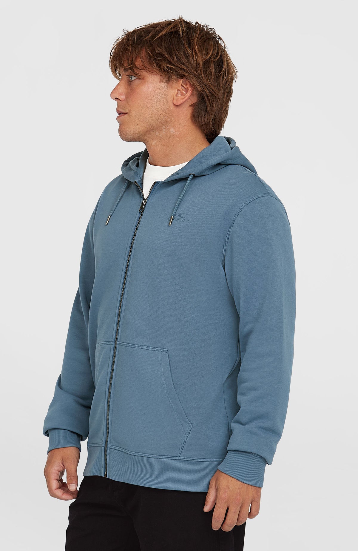 Small Logo Kapuzenjacke mit Reißverschluss für Herren, blau, Halbprofilansicht mit Kängurutasche am Model