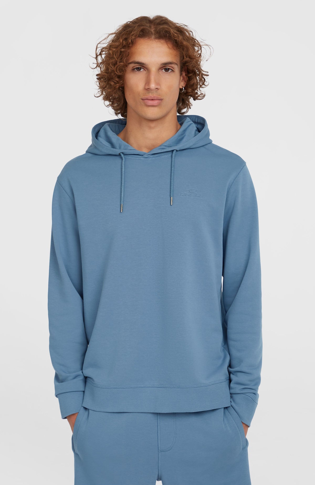 O'Neill Small Logo Hoodie für Herren, blau, getragen am Model, Vorderansicht mit Kordelzug an der Kapuze