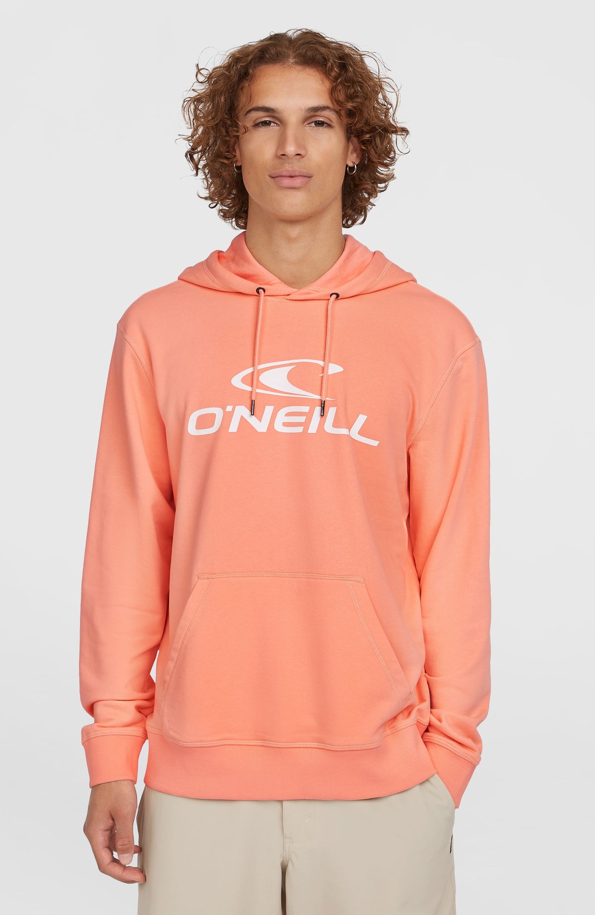 O'Neill Logo Hoodie für Herren, pink mit Logo-Print in Weiß, Vorderansicht am Model mit Kängurutasche