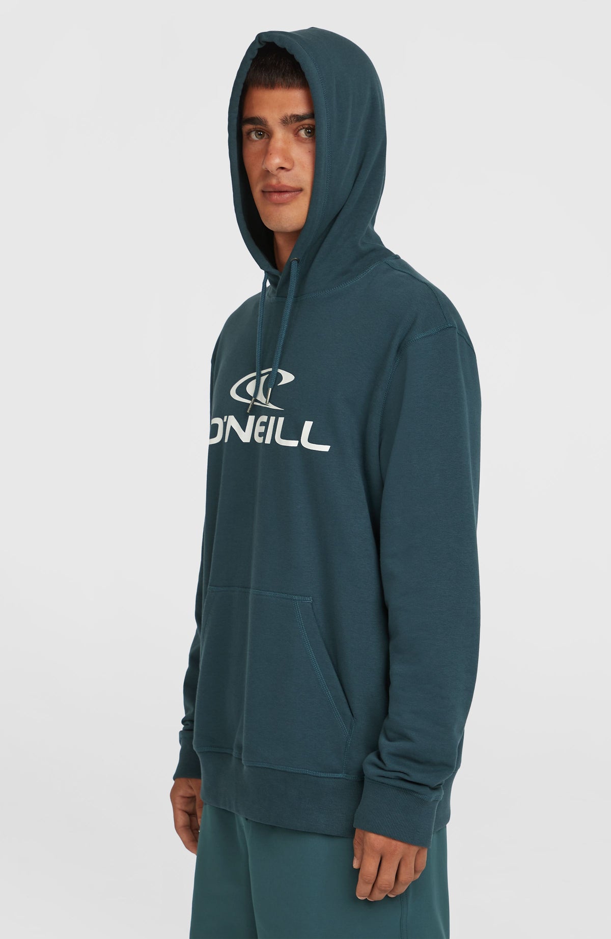 Logo Hoodie für Herren, blau mit Logo-Print in Weiß, Seitenansicht am Model mit aufgesetzter Kapuze