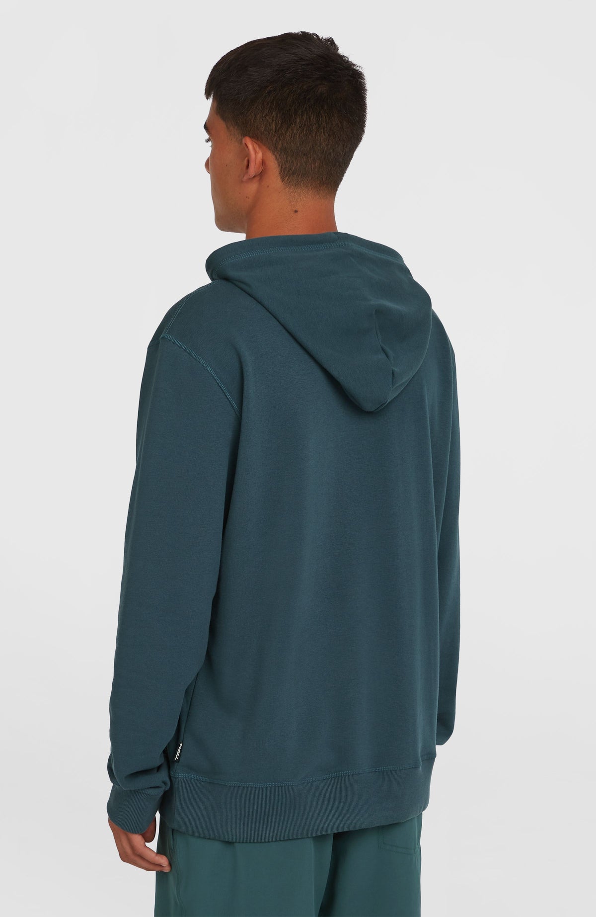Logo Hoodie für Herren, blau, Rückansicht am Model mit herunterhängender Kapuze und Rippstrickbund