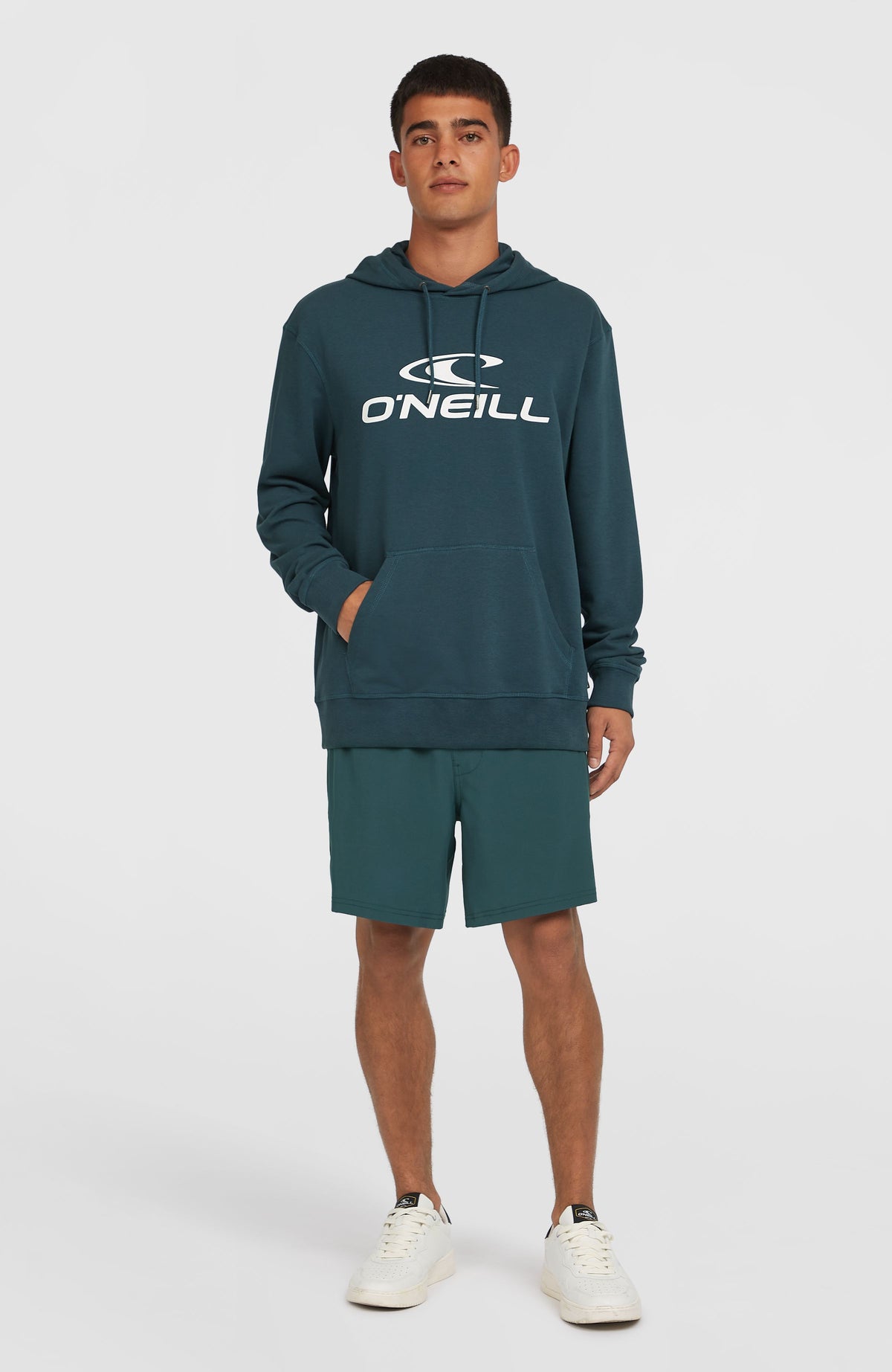 Logo Hoodie für Herren, blau mit Logo-Print in Weiß, Ganzkörperansicht am Model mit Kängurutasche