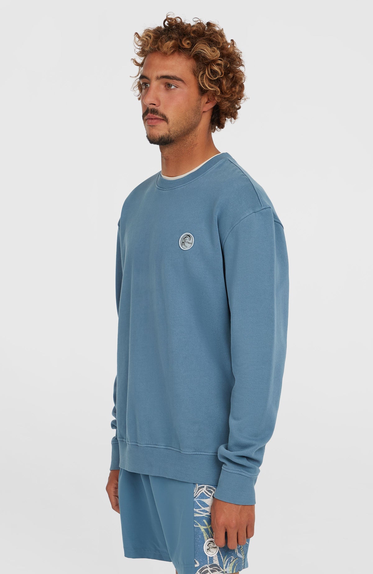 O'Riginals Crew Sweatshirt für Herren, blau, Halbprofilansicht am Model