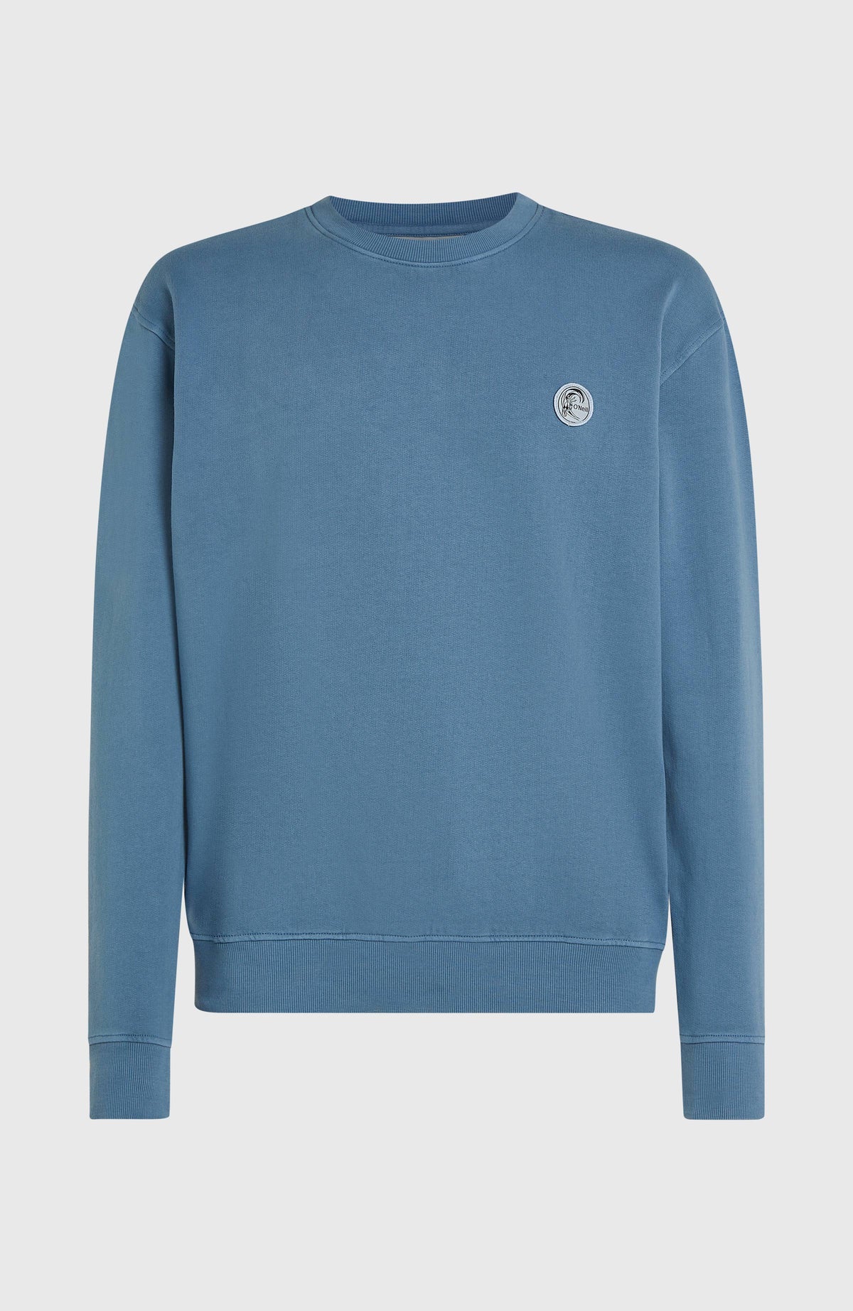 O'Riginals Crew Sweatshirt für Herren, blau, freigestellt von vorne mit rundem Logo-Patch auf der Brust