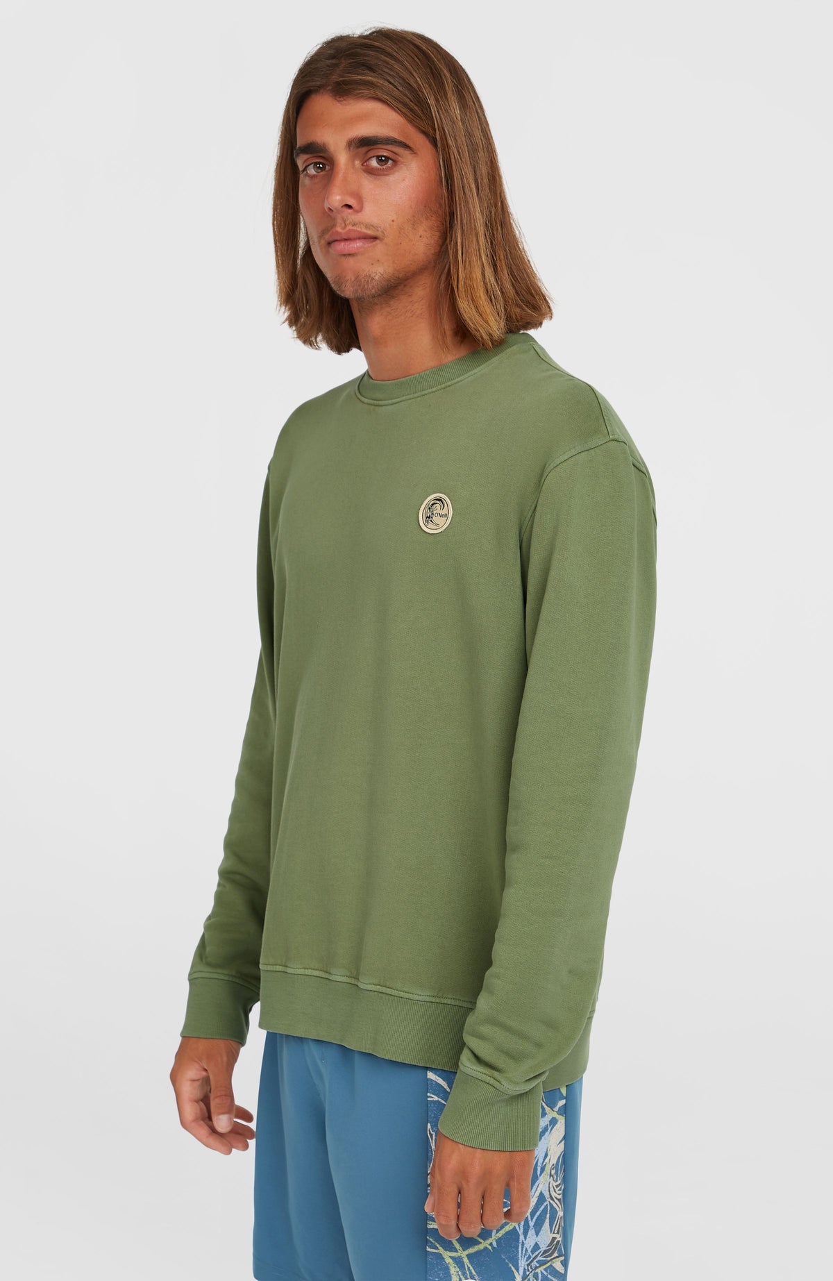 O'Riginals Crew Sweatshirt für Herren, grün, Halbprofilansicht am Model mit Rundhalsausschnitt und Rippbündchen