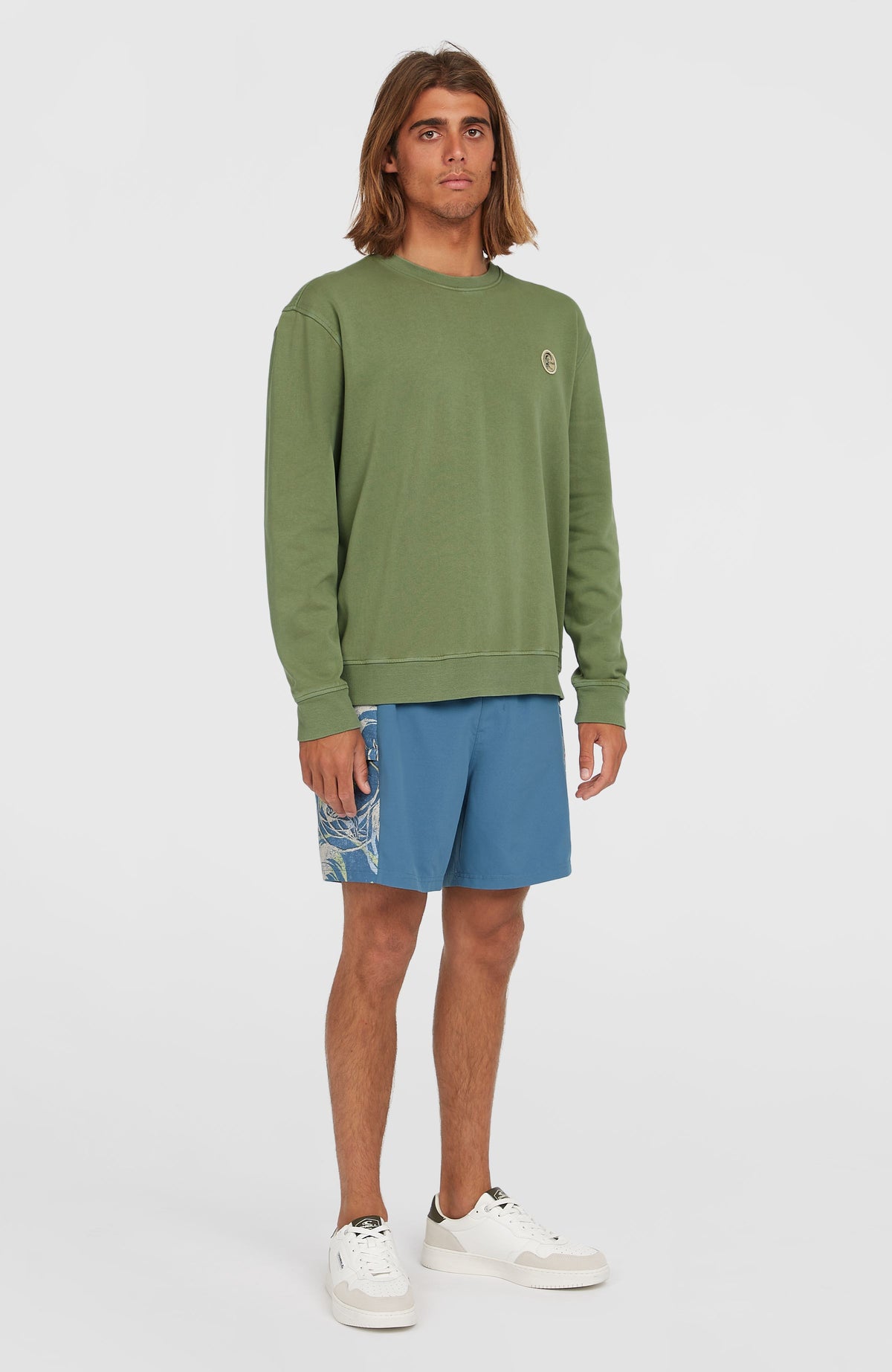 O'Riginals Crew Sweatshirt für Herren, grün, Ganzkörperansicht von vorne am Model mit Rundhalsausschnitt
