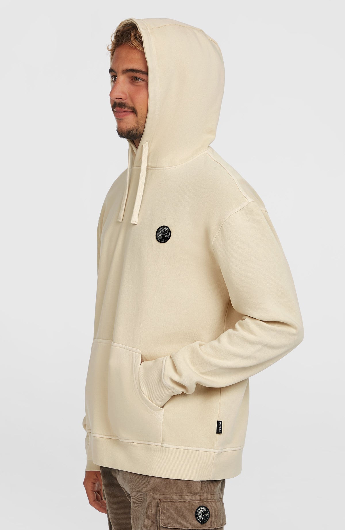 O'Riginals Hoodie für Herren, beige, Seitenansicht getragen am Model mit aufgesetzter Kapuze und Kordelzug