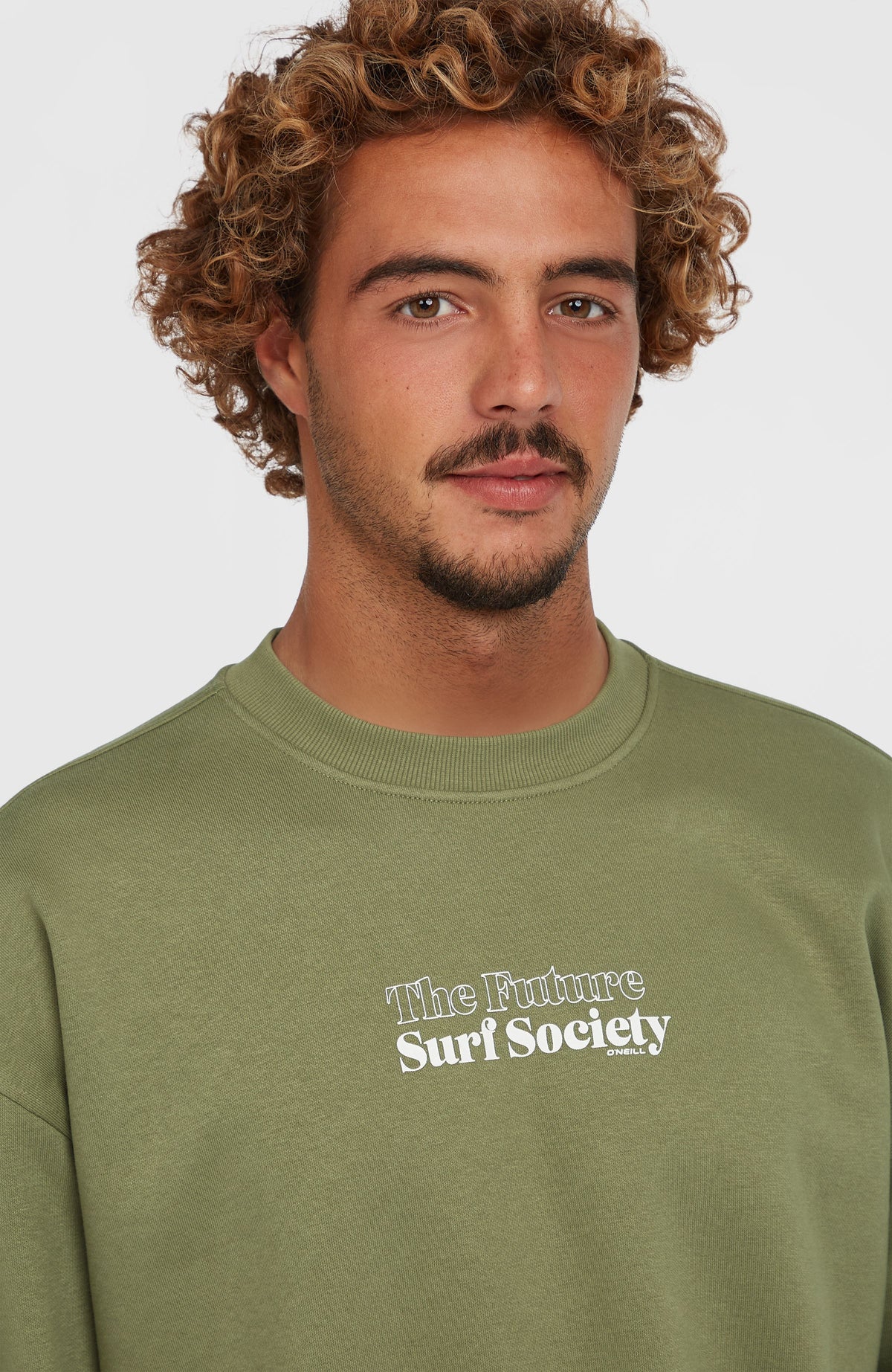 Future Surf Society Crew Sweatshirt für Herren, grün mit Logo-Print in Weiß, Nahaufnahme des Rundhalsausschnitts