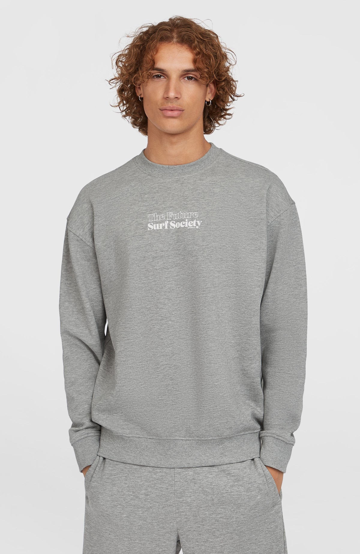 O'Neill Future Surf Society Crew Sweatshirt für Herren, grau mit Logo-Print in Weiß, Vorderansicht am Model