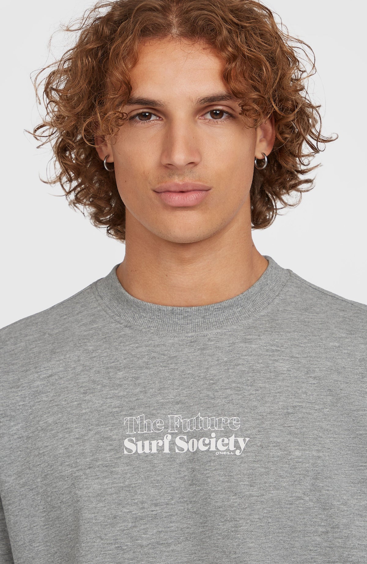 Nahaufnahme von Rundhalsausschnitt und Logo-Print am grauen Future Surf Society Crew Sweatshirt für Herren