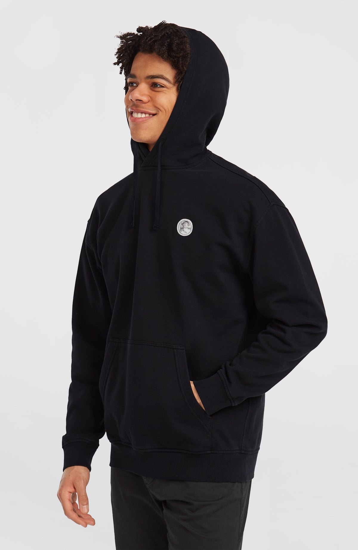 O'Riginals Hoodie für Herren, schwarz mit Grafik-Print in Weiß, Seitenansicht am Model mit Kapuze