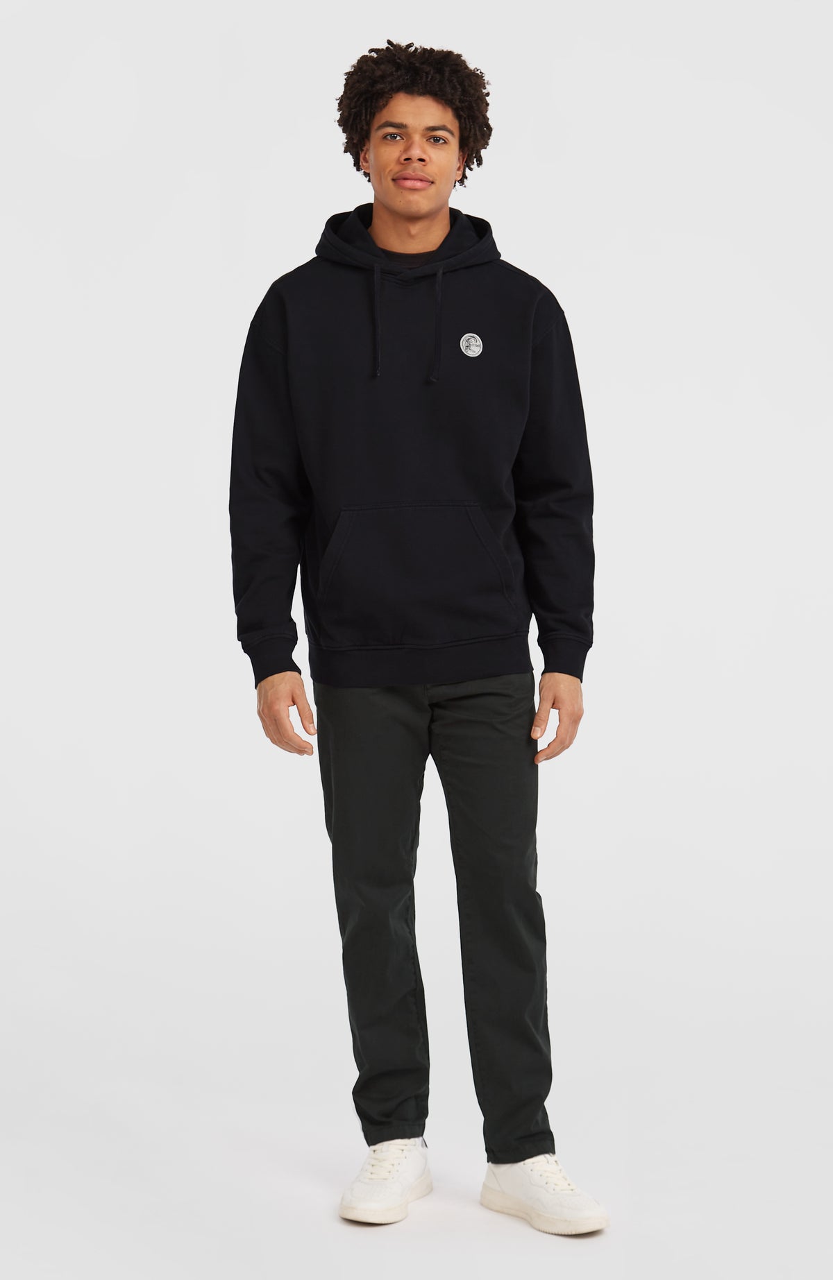 O'Riginals Hoodie für Herren, schwarz mit Grafik-Print in Weiß, Ganzkörperansicht getragen am Model von vorne
