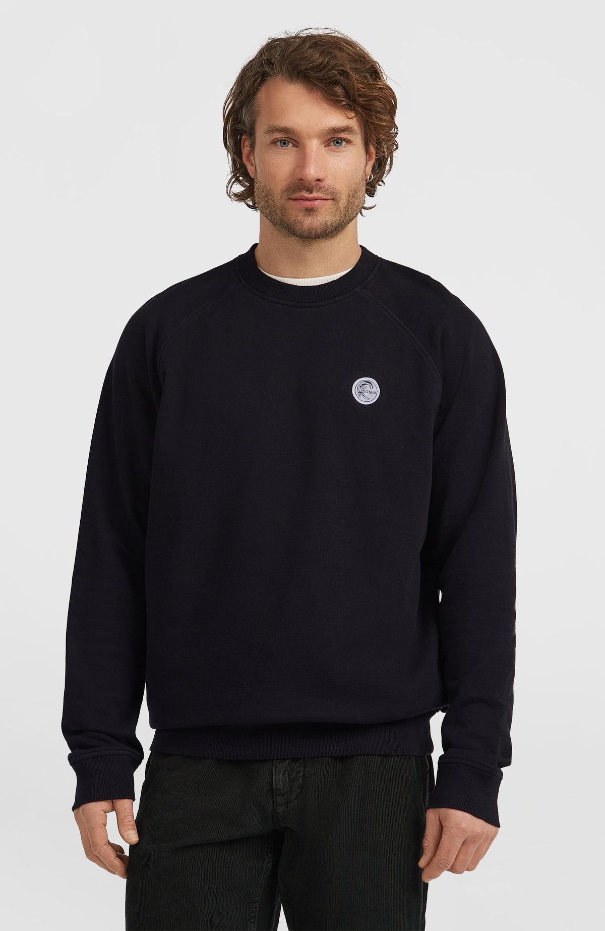 O'Neill O'Riginals Crew Sweatshirt für Herren, schwarz, getragen am Model, Vorderansicht mit Logo-Badge