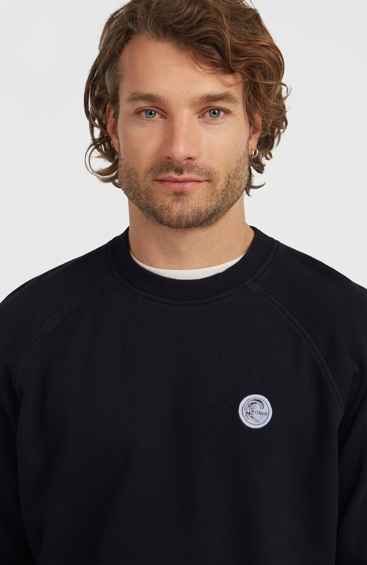 O'Riginals Crew Sweatshirt für Herren, schwarz, Nahaufnahme am Model mit Rundhalsausschnitt