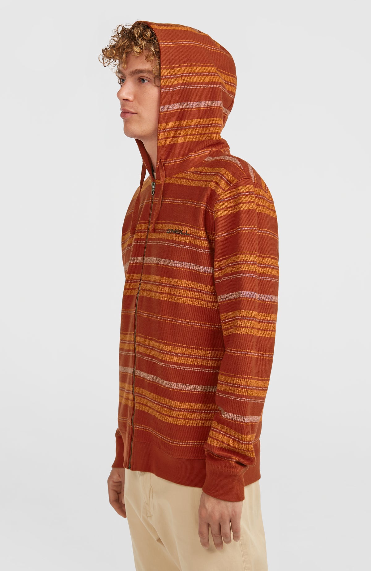 O'NEILL BAVARO FZ HOODIE für Herren, braun mit Streifenmuster in Gelb und Weiß, Seitenansicht am Model mit Kapuze